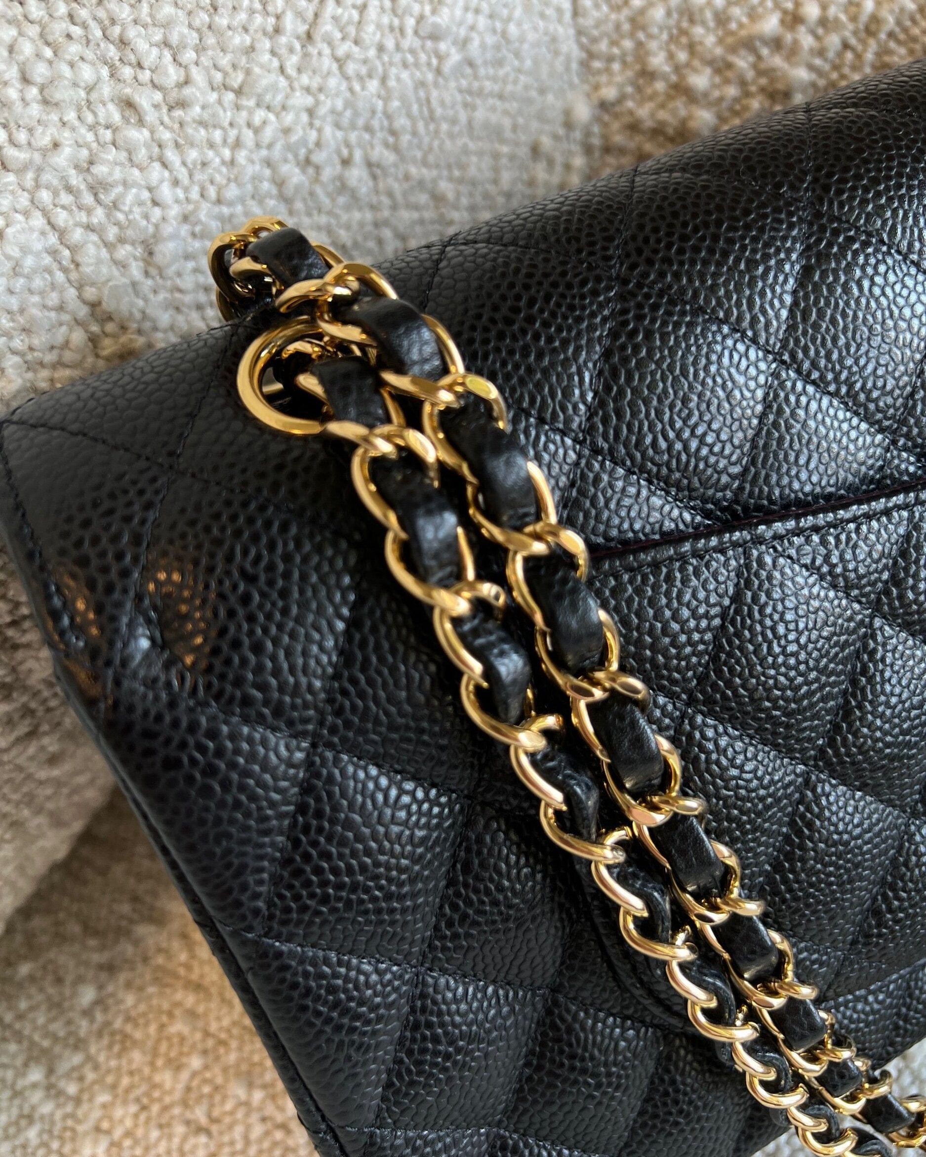 CHANEL Handbag Chanel Black Caviar Quilted Classic Flap Medium GHW -Knockoff
