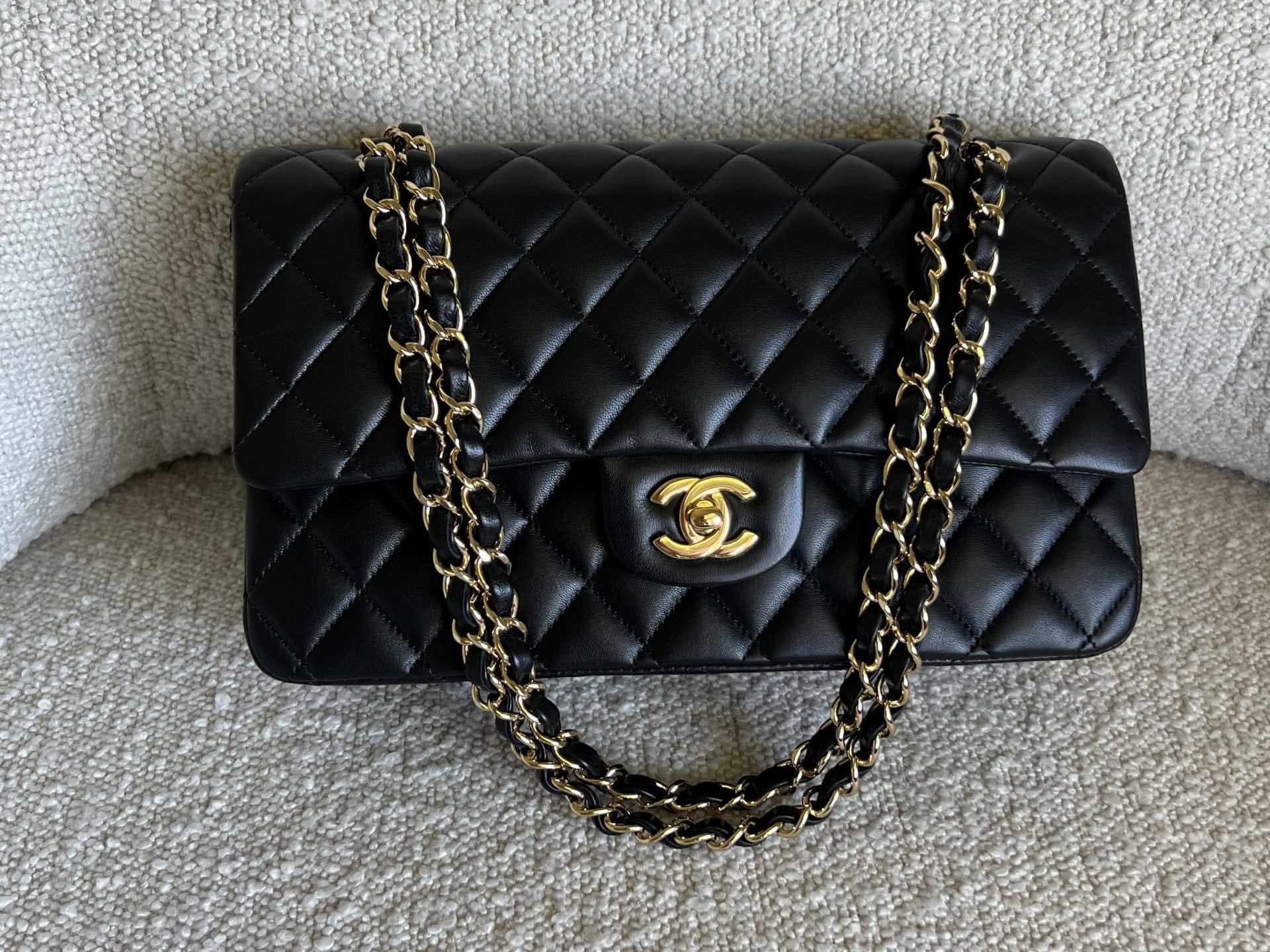 CHANEL Handbag Chanel Black Lambskin Quilted Classic Flap Medium GHW -Knockoff
