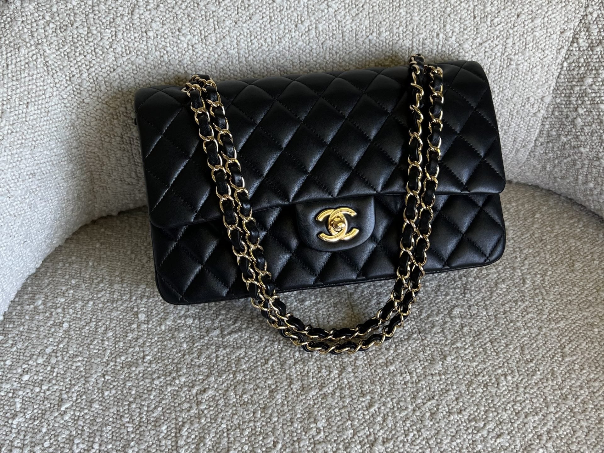 CHANEL Handbag Chanel Black Lambskin Quilted Classic Flap Medium GHW -Knockoff
