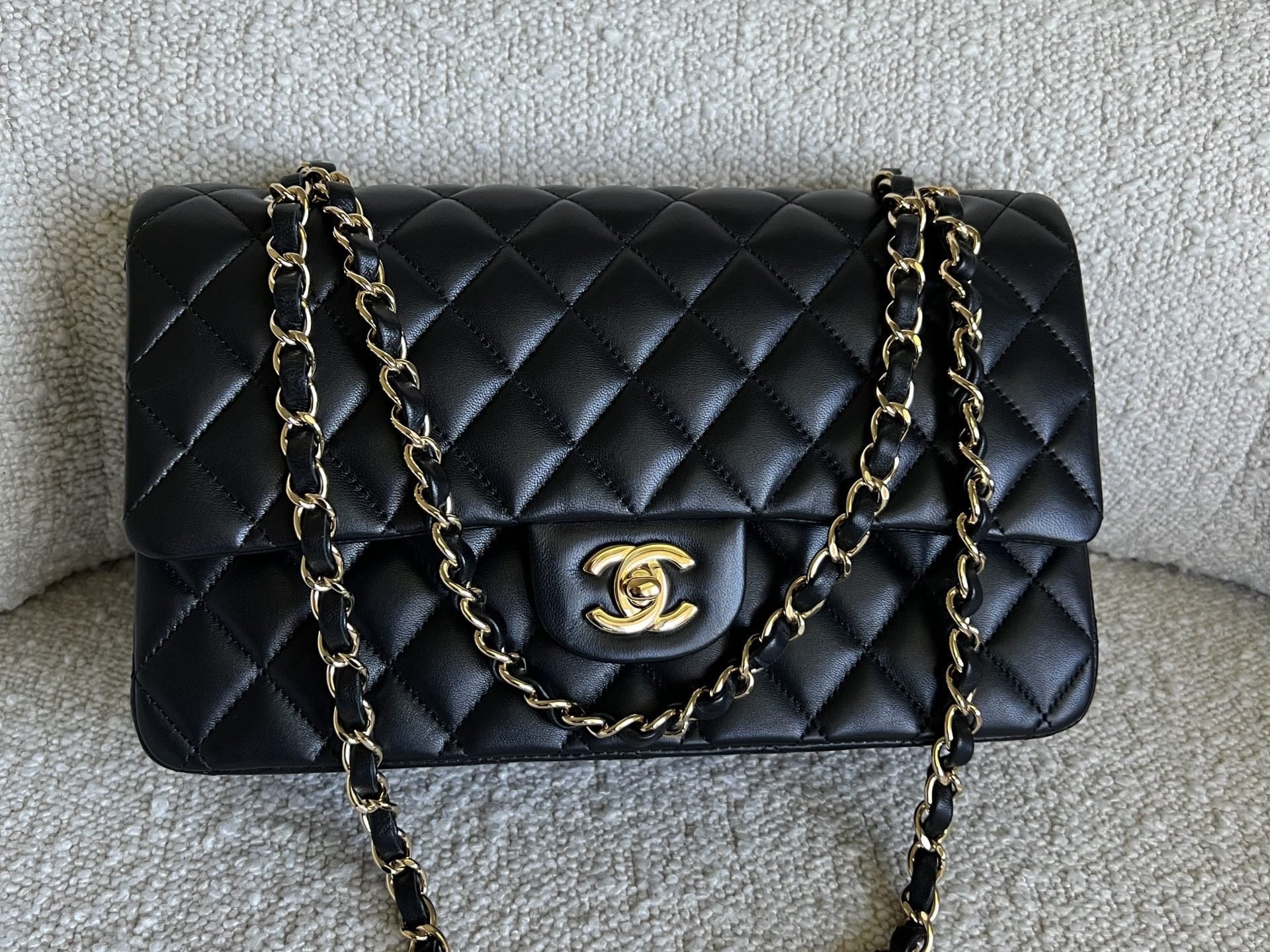 CHANEL Handbag Chanel Black Lambskin Quilted Classic Flap Medium GHW -Knockoff
