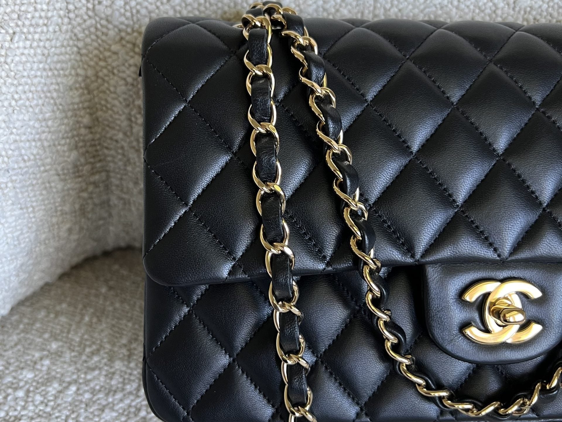 CHANEL Handbag Chanel Black Lambskin Quilted Classic Flap Medium GHW -Knockoff
