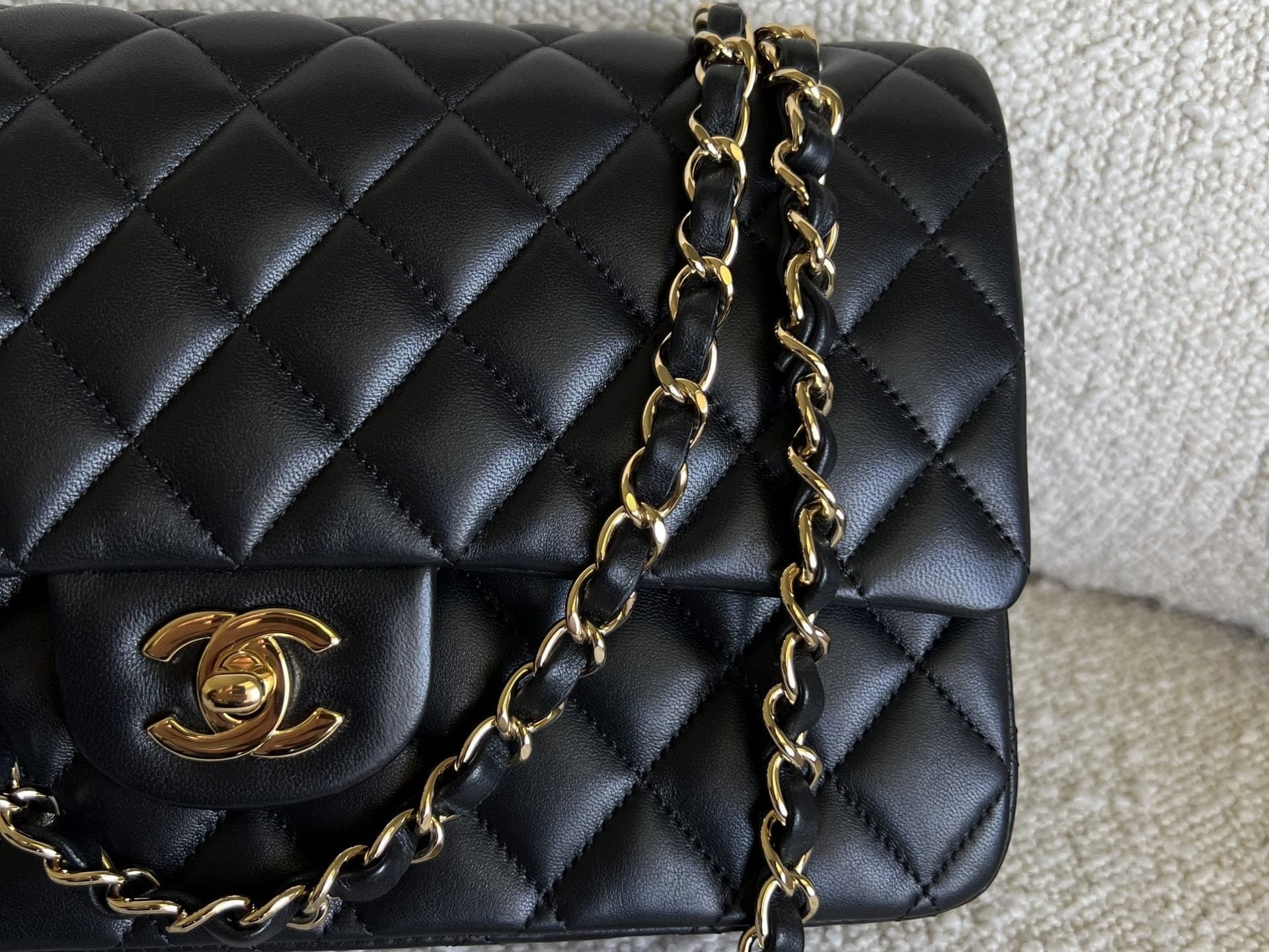 CHANEL Handbag Chanel Black Lambskin Quilted Classic Flap Medium GHW -Knockoff
