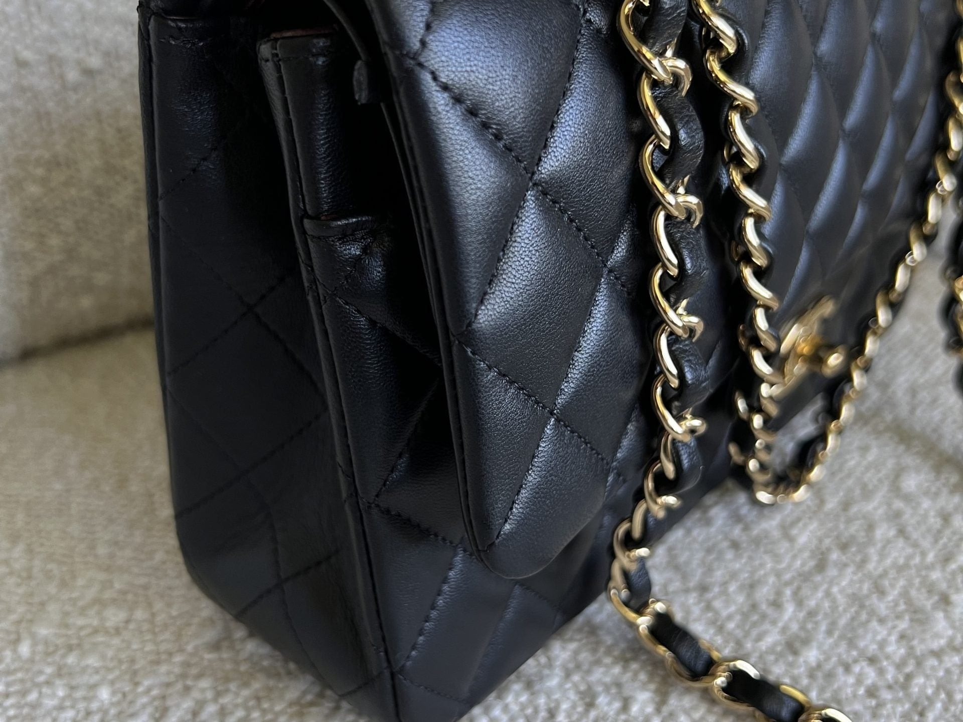 CHANEL Handbag Chanel Black Lambskin Quilted Classic Flap Medium GHW -Knockoff
