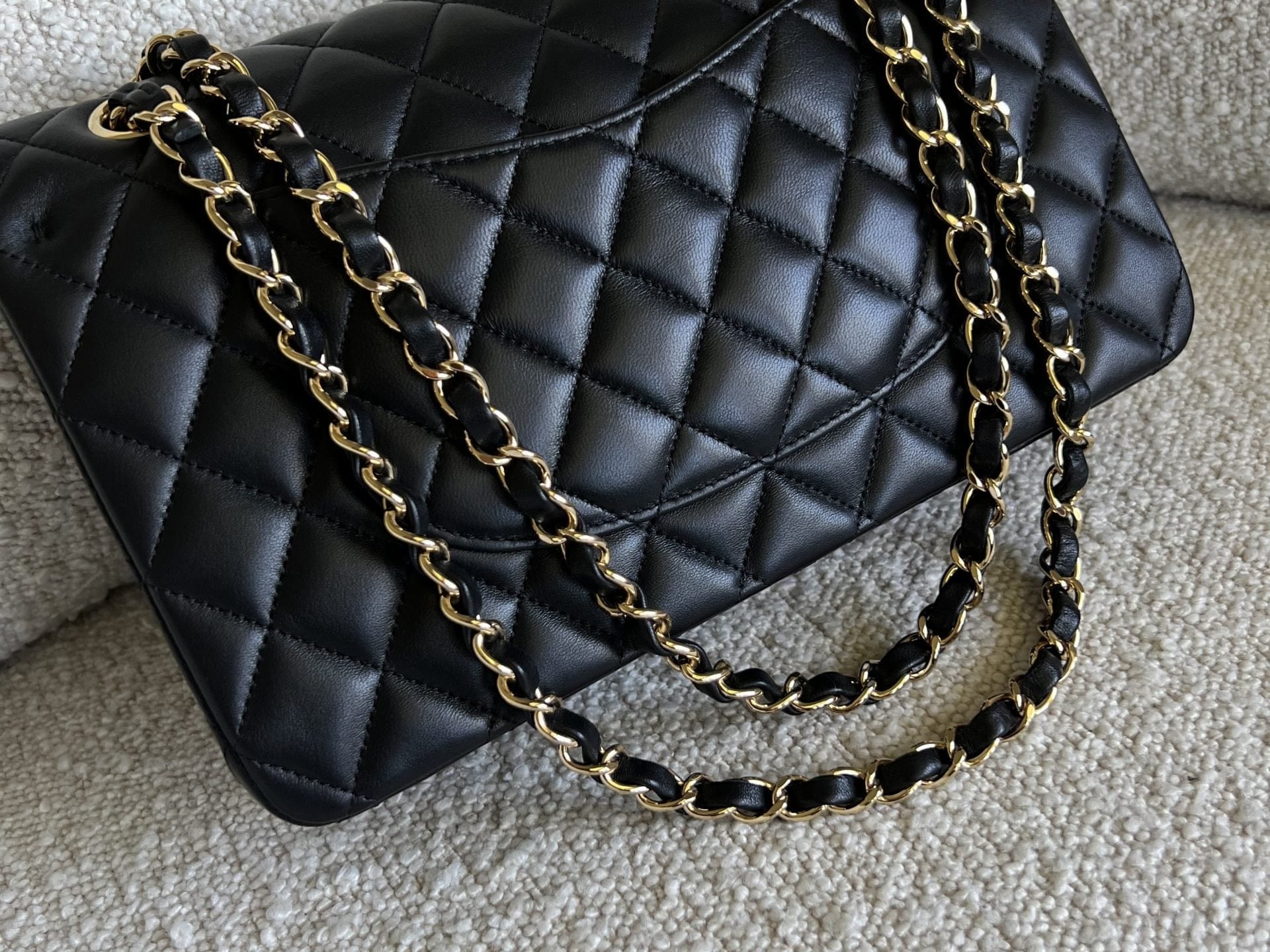 CHANEL Handbag Chanel Black Lambskin Quilted Classic Flap Medium GHW -Knockoff
