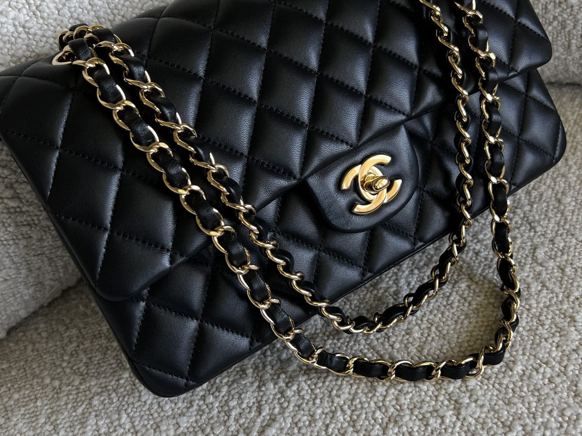 CHANEL Handbag Chanel Black Lambskin Quilted Classic Flap Medium GHW -Knockoff
