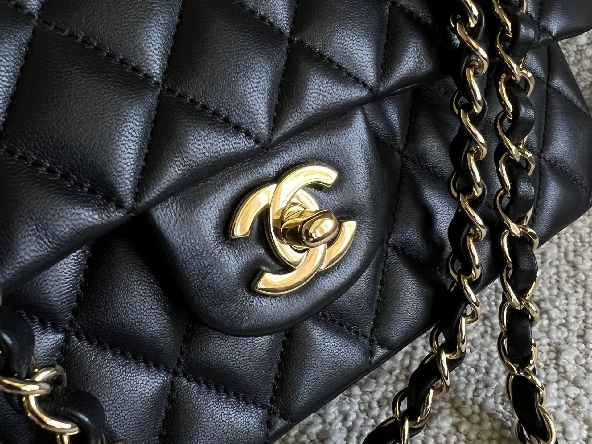 CHANEL Handbag Chanel Black Lambskin Quilted Classic Flap Medium GHW -Knockoff
