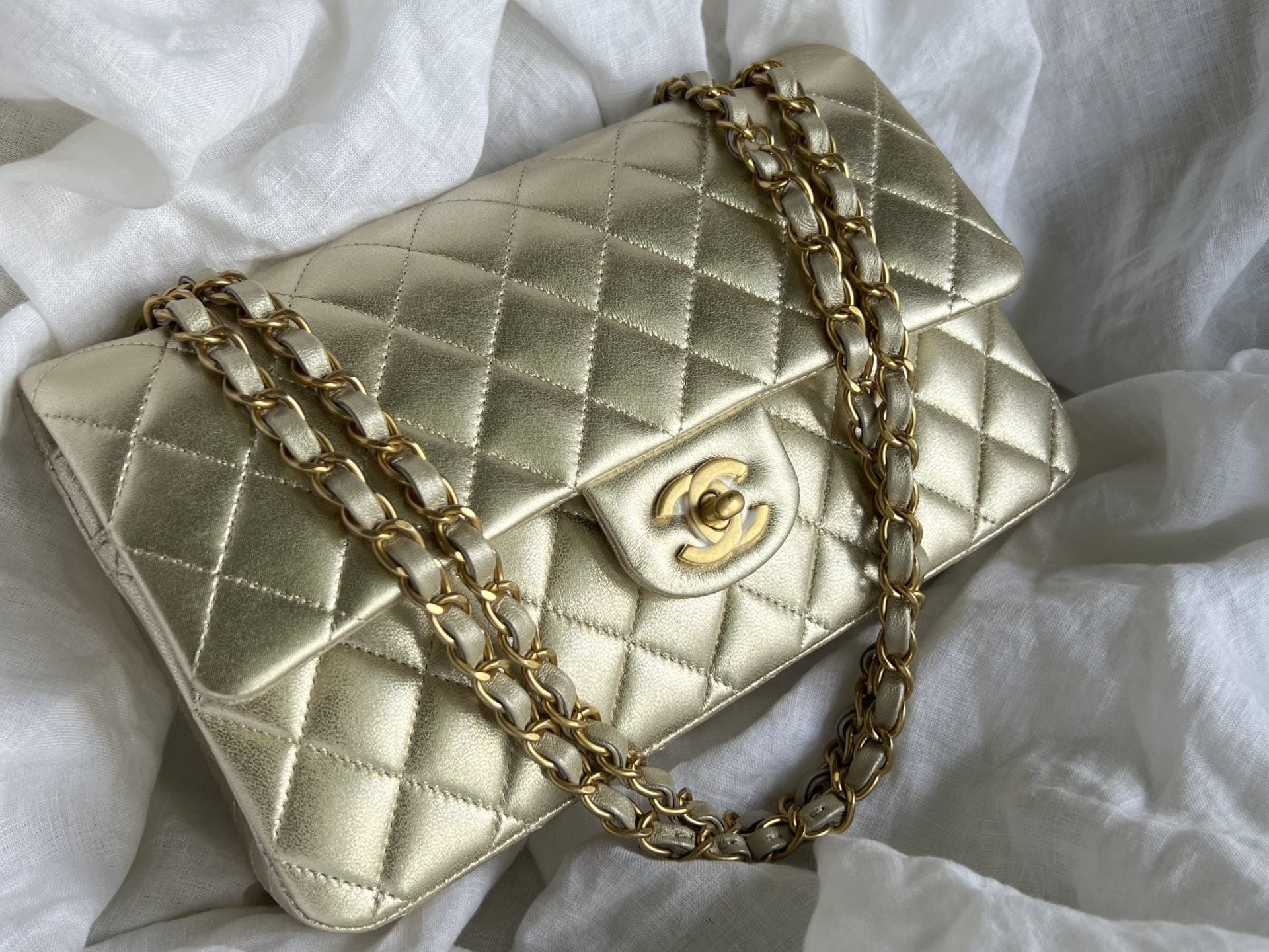 CHANEL Handbag Chanel Metallic Gold Lambskin Quilted Classic Flap Medium AGHW -Knockoff
