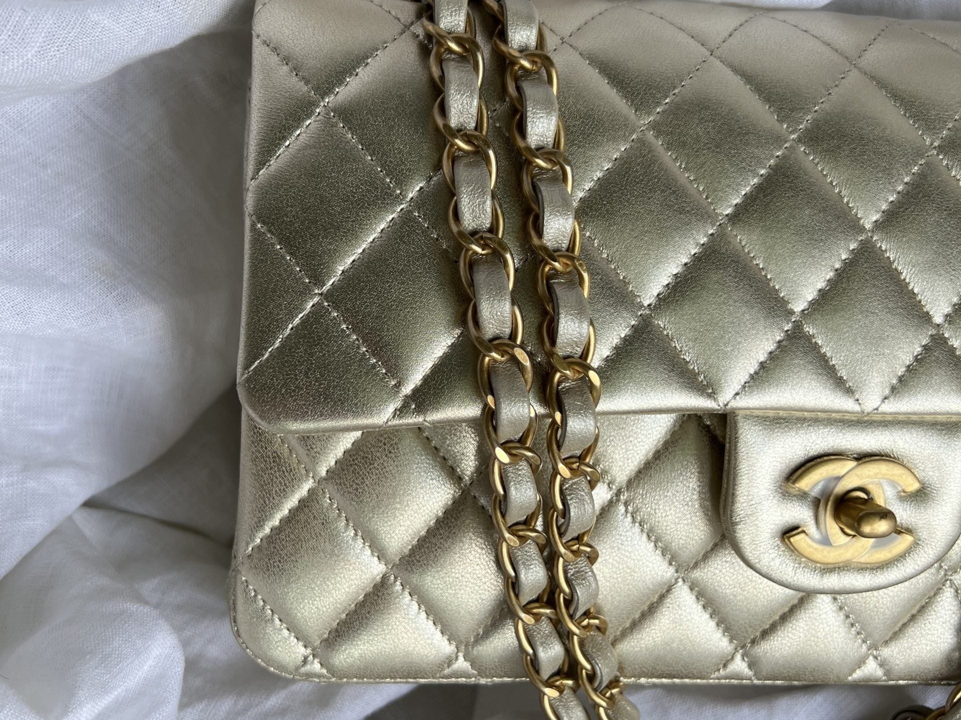 CHANEL Handbag Chanel Metallic Gold Lambskin Quilted Classic Flap Medium AGHW -Knockoff
