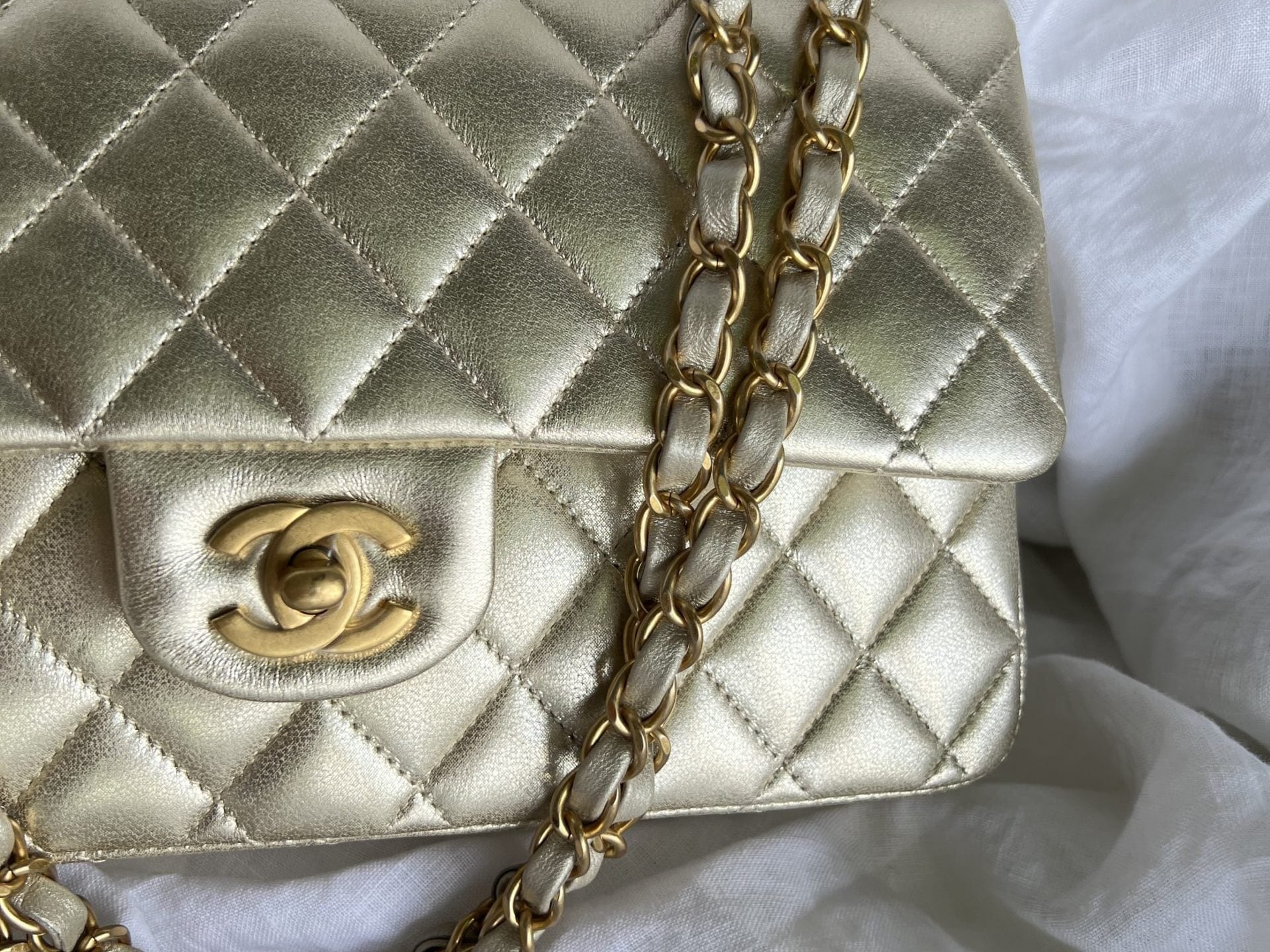 CHANEL Handbag Chanel Metallic Gold Lambskin Quilted Classic Flap Medium AGHW -Knockoff
