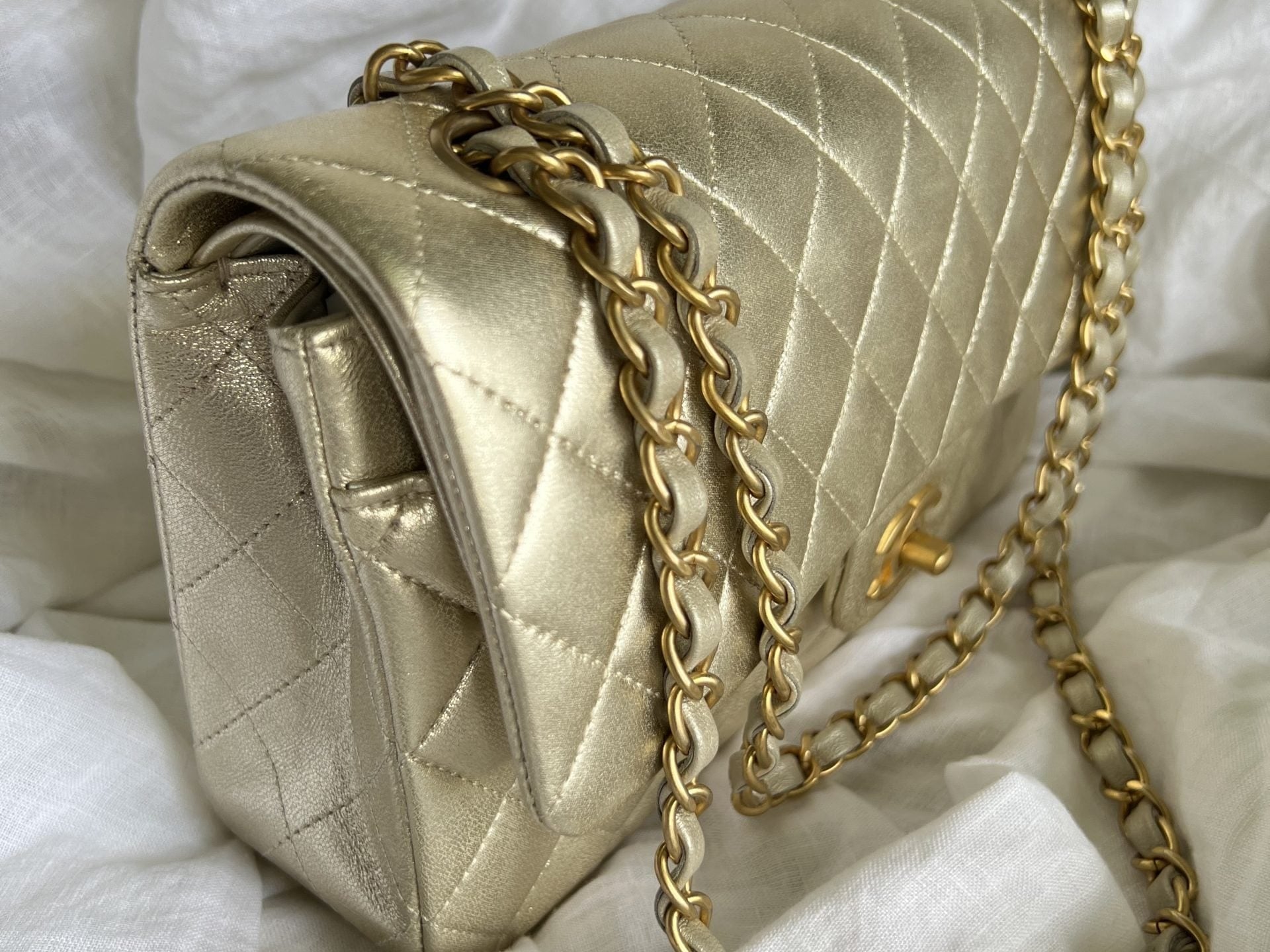 CHANEL Handbag Chanel Metallic Gold Lambskin Quilted Classic Flap Medium AGHW -Knockoff
