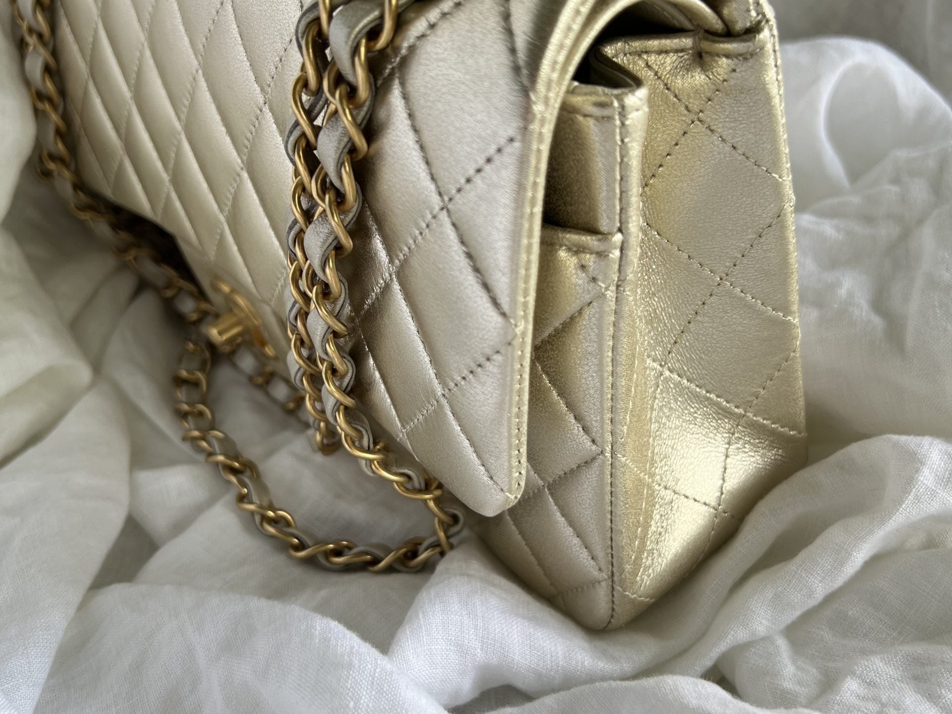 CHANEL Handbag Chanel Metallic Gold Lambskin Quilted Classic Flap Medium AGHW -Knockoff
