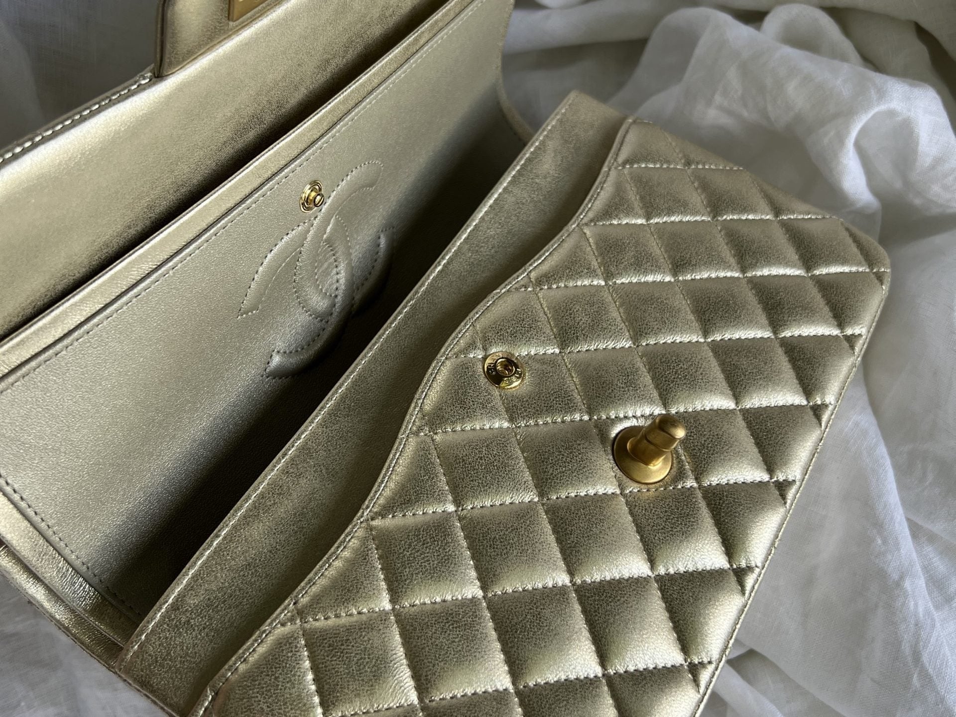 CHANEL Handbag Chanel Metallic Gold Lambskin Quilted Classic Flap Medium AGHW -Knockoff
