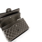 CHANEL Handbag Classic flap / Grey 21B Metallic Ruthenium Lambskin Quilted Classic Flap Medium Ruthenium Hardware -Knockoff
