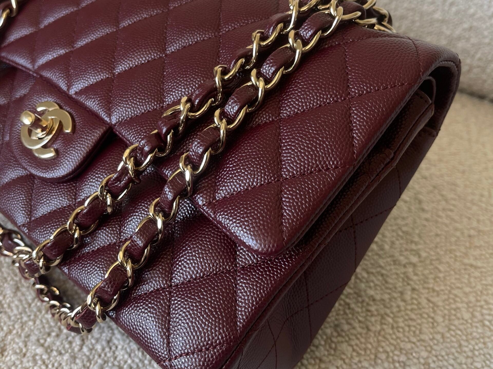 CHANEL Handbag Dark Red/Maroon Caviar Quilted Classic Flap Medium LGHW -Knockoff
