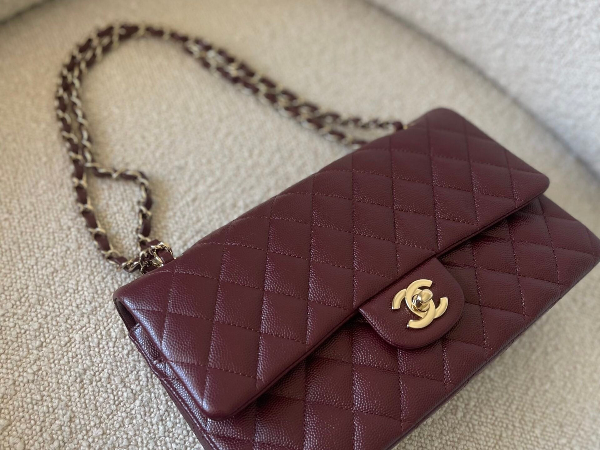 CHANEL Handbag Dark Red/Maroon Caviar Quilted Classic Flap Medium LGHW -Knockoff
