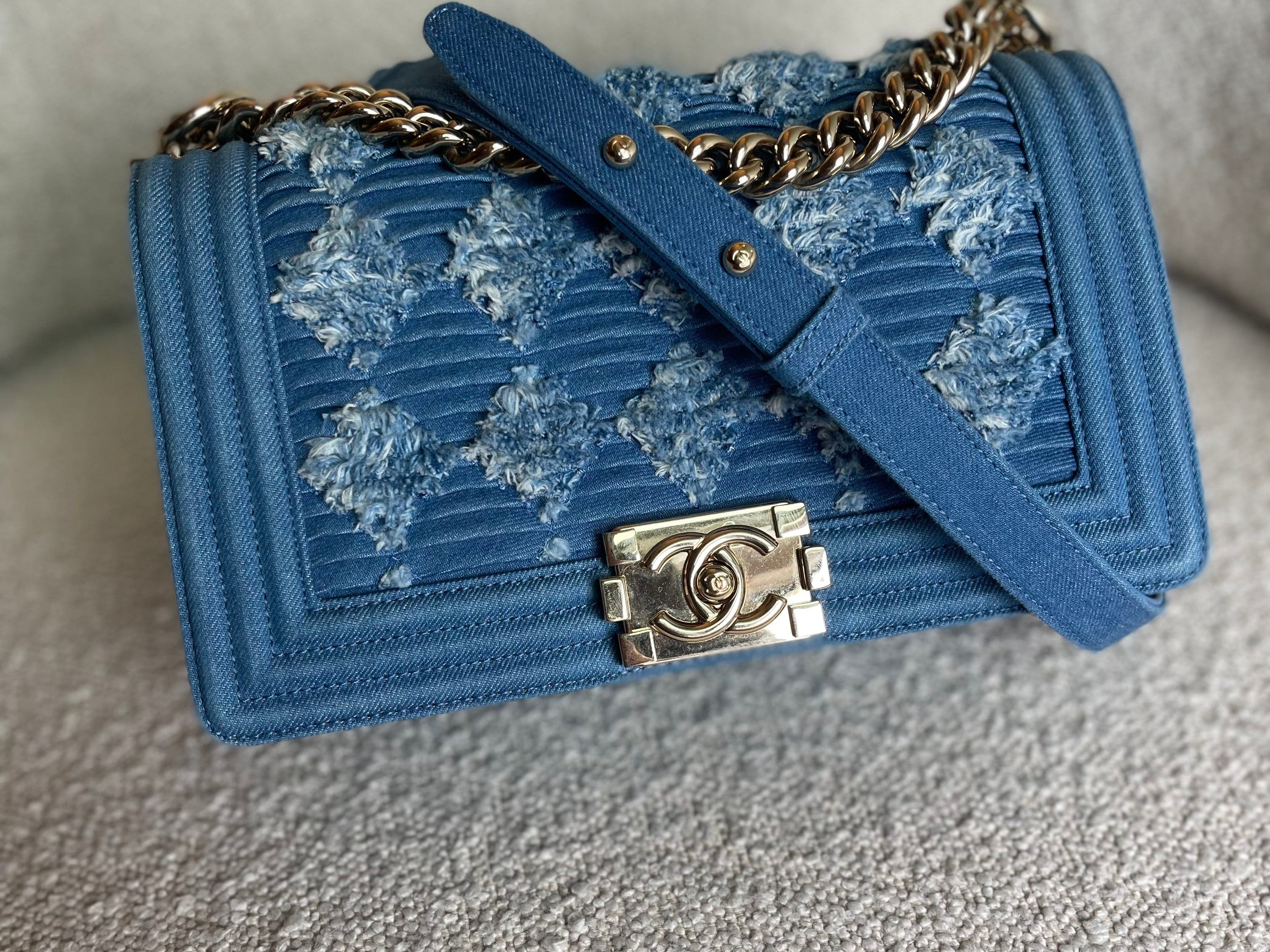 CHANEL Handbag Denim Pleated Old Medium Light Blue Boy Bag -Knockoff
