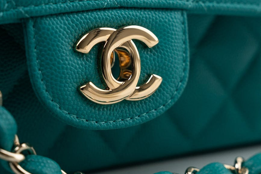 CHANEL Handbag Green 17C Turquoise Caviar Quilted Classic Flap Medium LGHW w/ Edge Stitching -Knockoff
