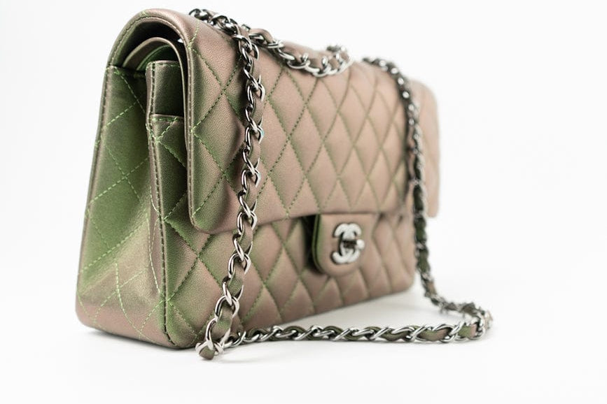 CHANEL Handbag Green 17S Green Iridescent Lambskin Quilted Classic Flap Medium RHW -Knockoff
