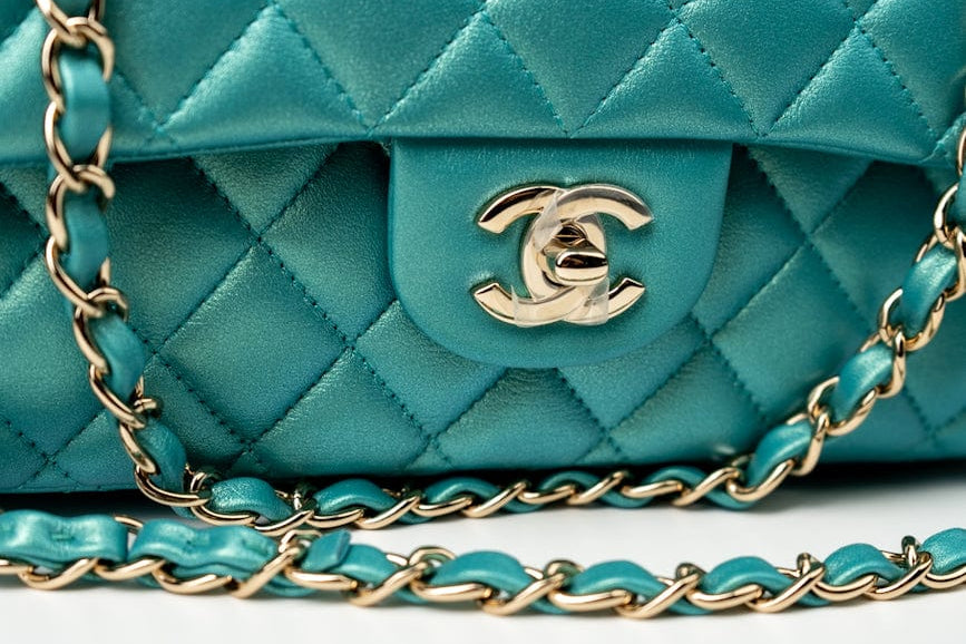 CHANEL Handbag Green 21S Iridescent Green Lambskin Quilted Classic Flap Medium LGHW -Knockoff
