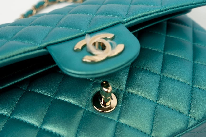 CHANEL Handbag Green 21S Iridescent Green Lambskin Quilted Classic Flap Medium LGHW -Knockoff
