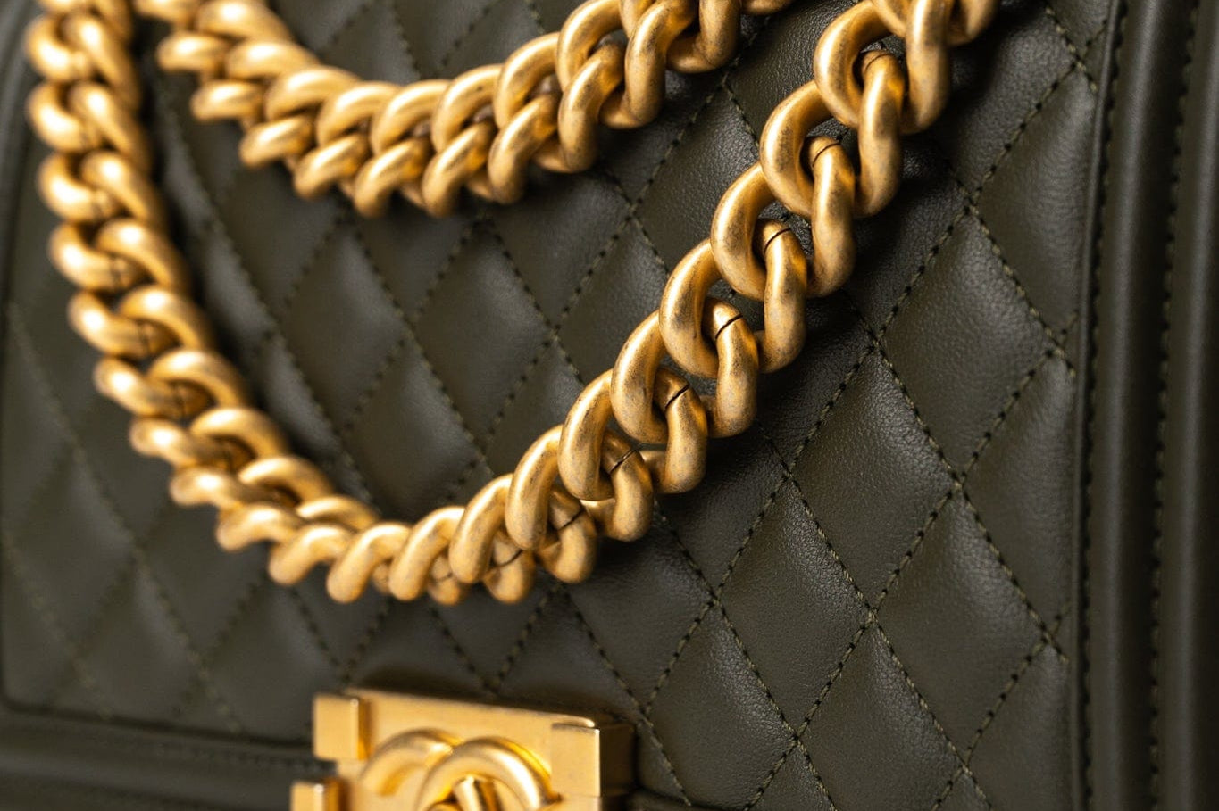 CHANEL Handbag Green Khaki Green Lambskin Quilted Medium Boy Bag Aged Gold Hardware -Knockoff
