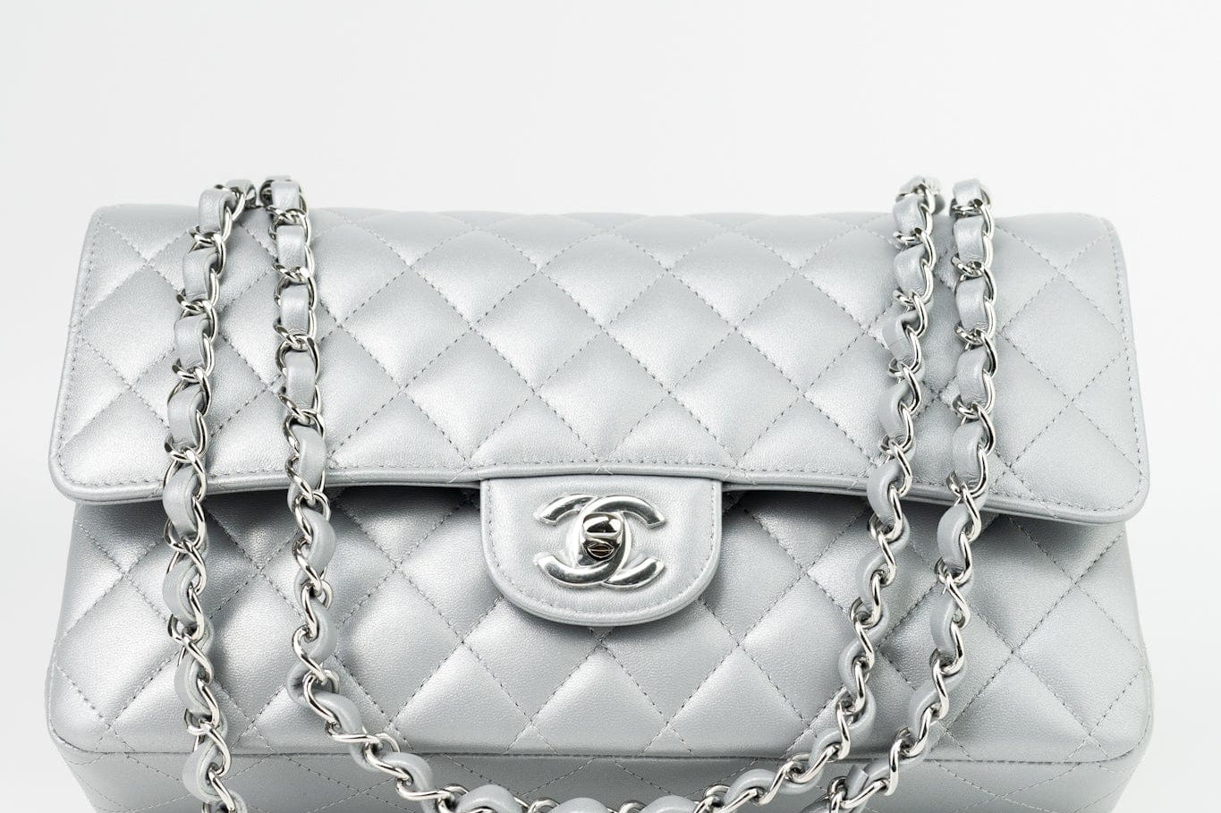 CHANEL Handbag Grey 23P Metallic Silver Lambskin Quilted Classic Flap Medium SHW Edge Stitching -Knockoff
