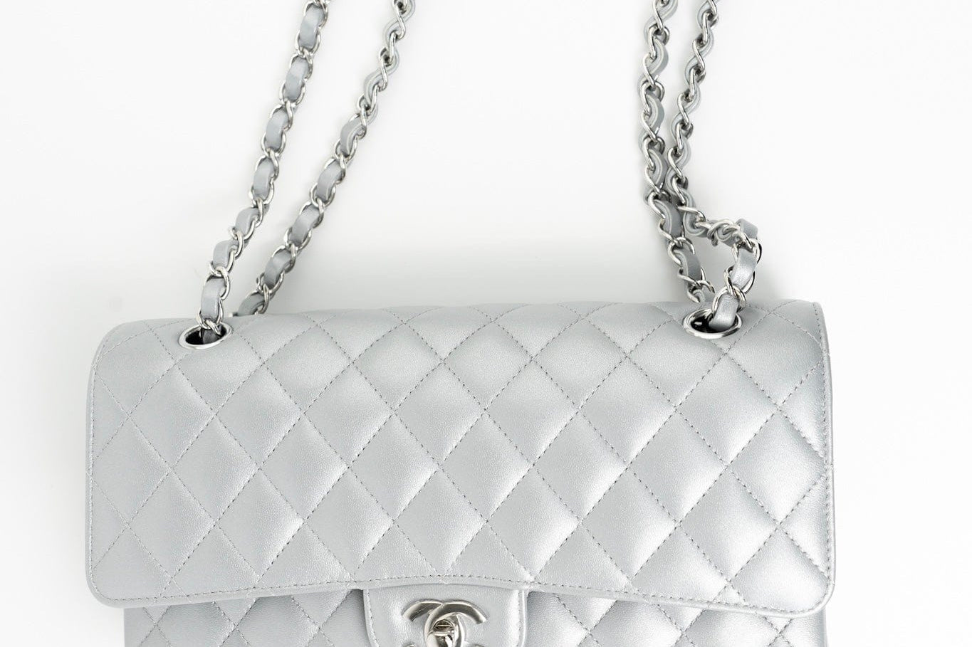 CHANEL Handbag Grey 23P Metallic Silver Lambskin Quilted Classic Flap Medium SHW Edge Stitching -Knockoff
