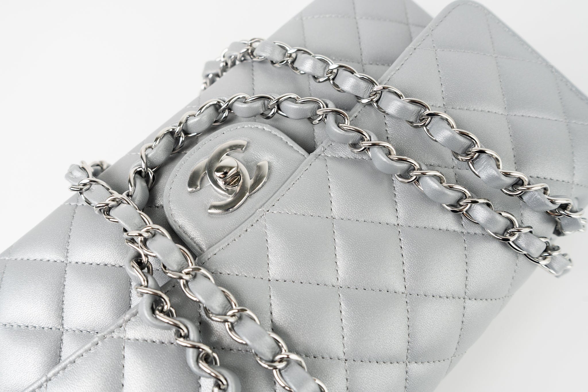 CHANEL Handbag Grey 23P Metallic Silver Lambskin Quilted Classic Flap Medium SHW Edge Stitching -Knockoff
