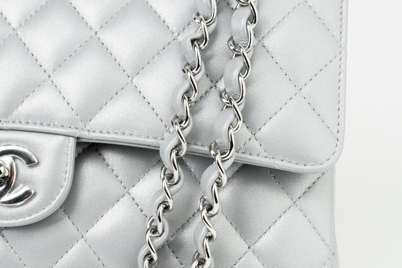 CHANEL Handbag Grey 23P Metallic Silver Lambskin Quilted Classic Flap Medium SHW Edge Stitching -Knockoff
