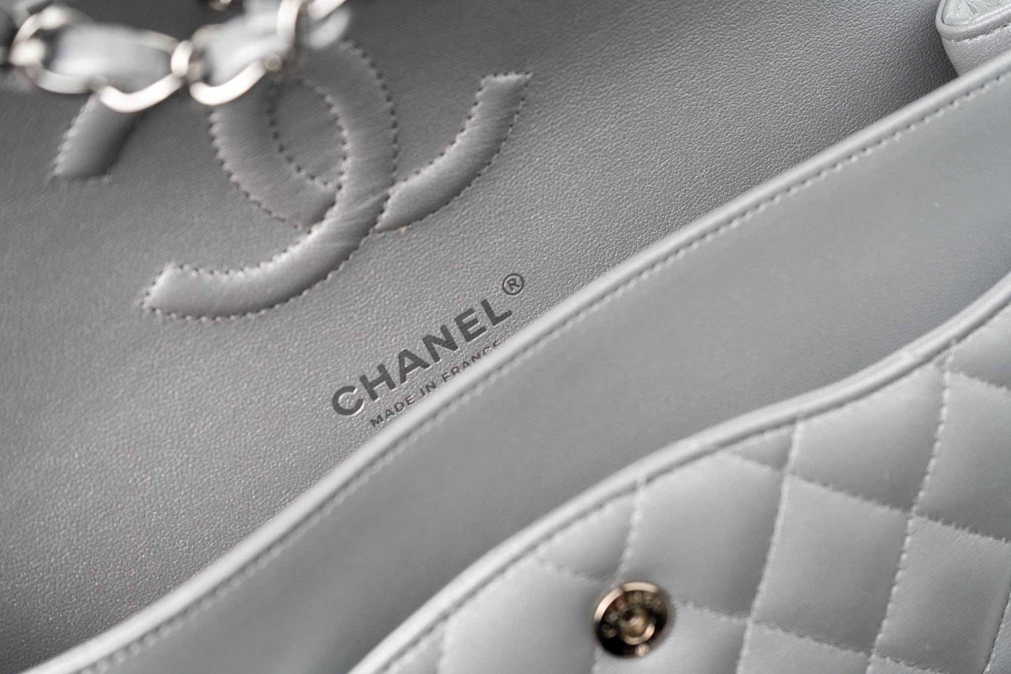 CHANEL Handbag Grey 23P Metallic Silver Lambskin Quilted Classic Flap Medium SHW Edge Stitching -Knockoff
