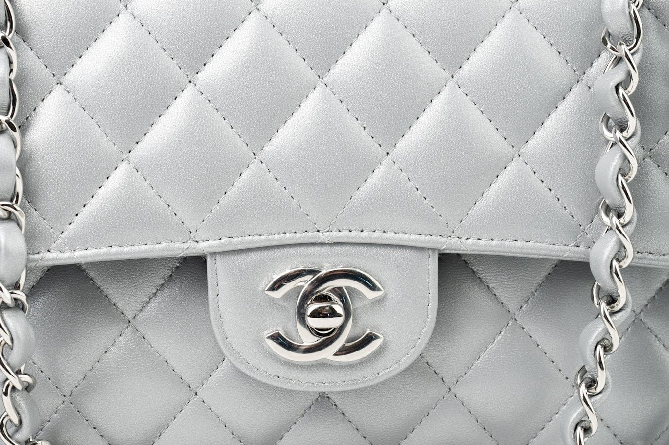 CHANEL Handbag Grey 23P Metallic Silver Lambskin Quilted Classic Flap Medium SHW Edge Stitching -Knockoff
