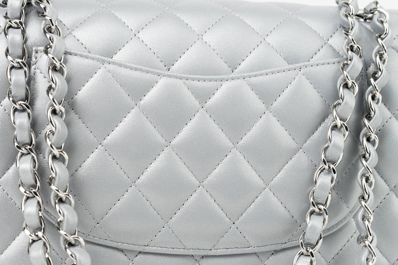 CHANEL Handbag Grey 23P Metallic Silver Lambskin Quilted Classic Flap Medium SHW Edge Stitching -Knockoff
