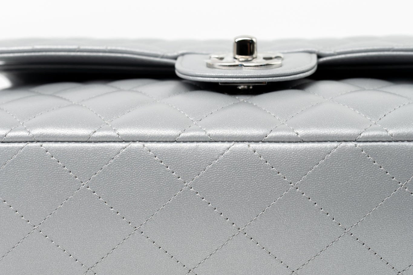 CHANEL Handbag Grey 23P Metallic Silver Lambskin Quilted Classic Flap Medium SHW Edge Stitching -Knockoff
