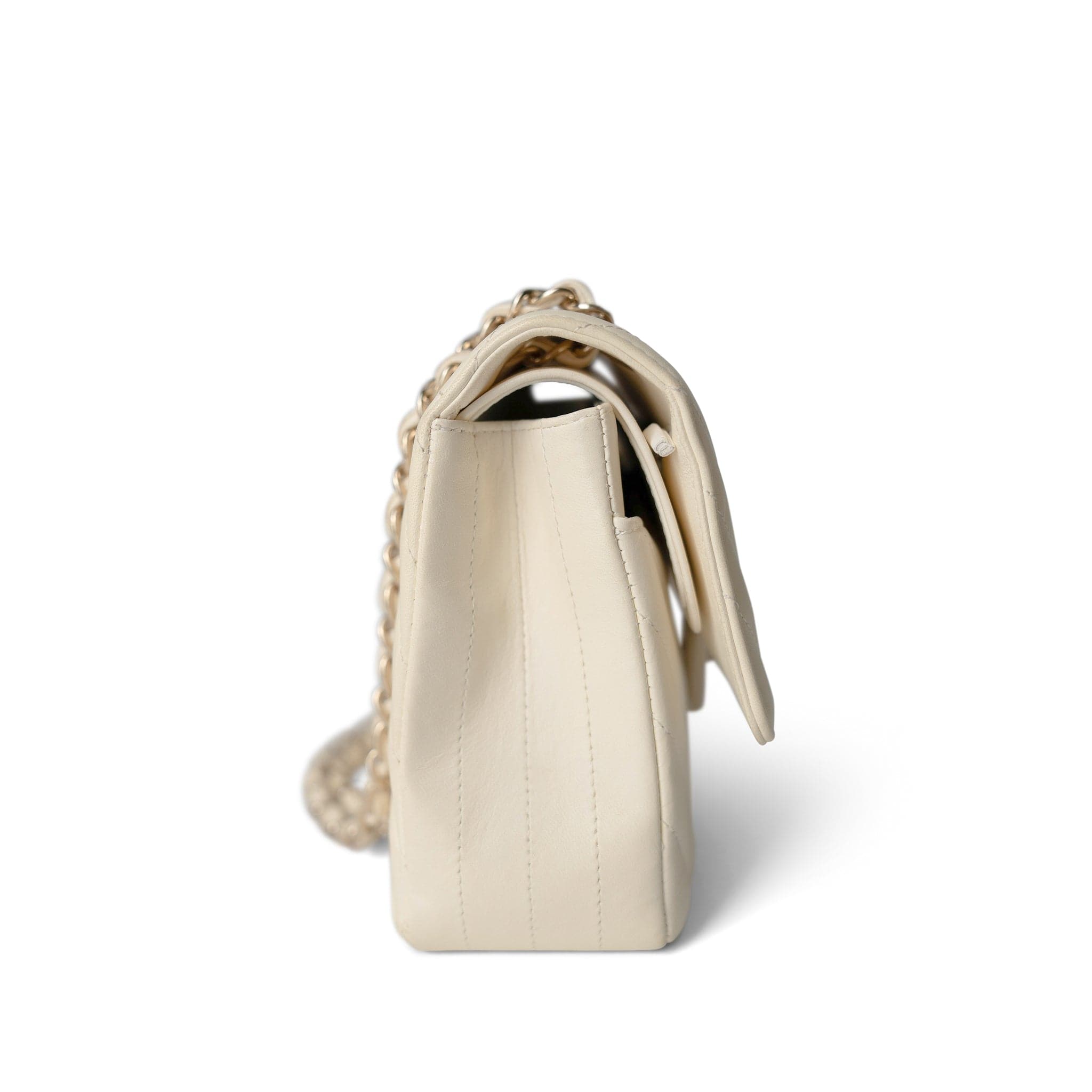 CHANEL Handbag Ivory / Classic flap 18C Ivory Chevron Lambskin Medium Classic Flap Light Gold Hardware -Knockoff
