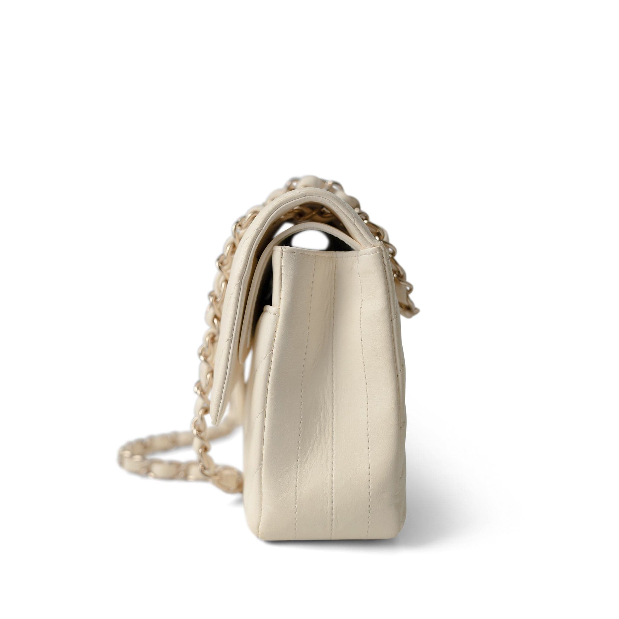 CHANEL Handbag Ivory / Classic flap 18C Ivory Chevron Lambskin Medium Classic Flap Light Gold Hardware -Knockoff
