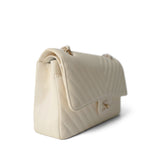 CHANEL Handbag Ivory / Classic flap 18C Ivory Chevron Lambskin Medium Classic Flap Light Gold Hardware -Knockoff
