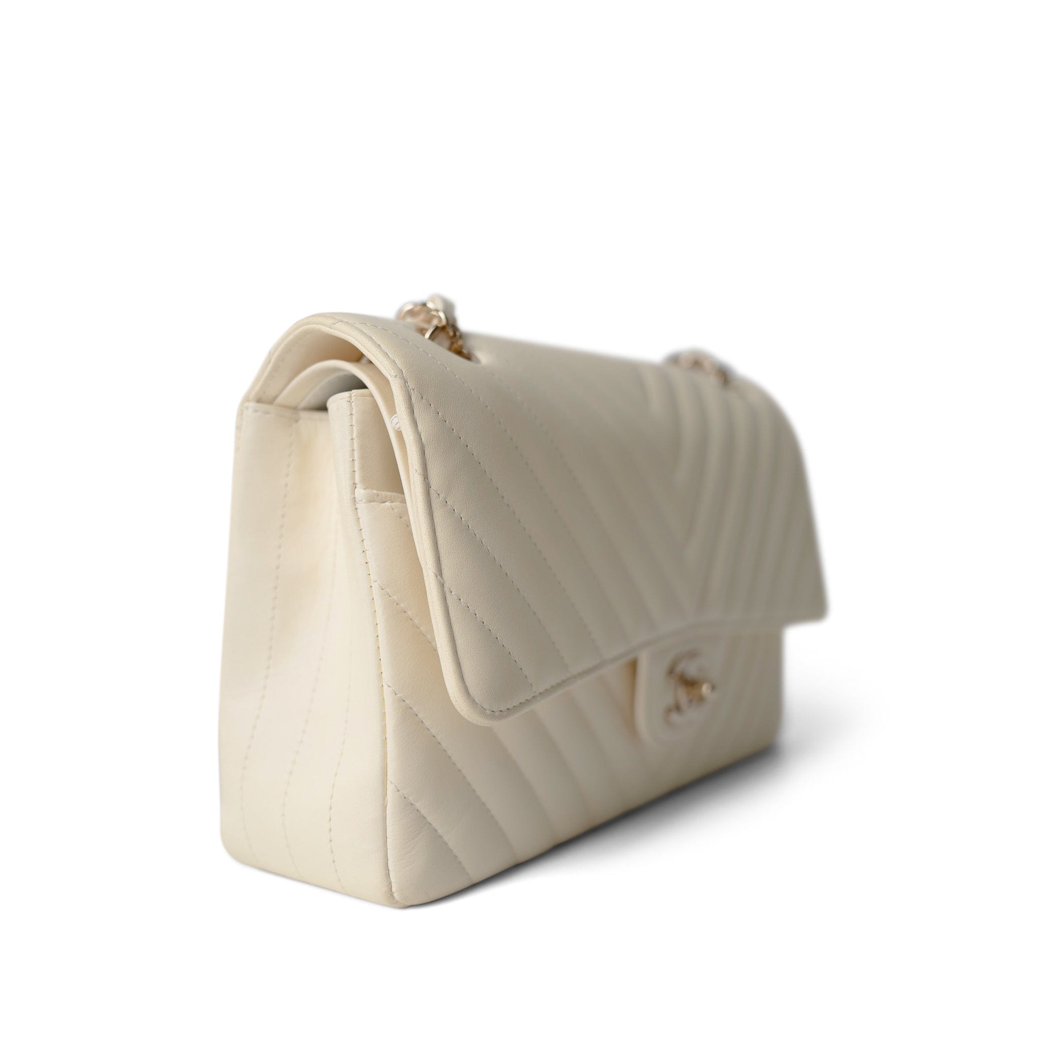 CHANEL Handbag Ivory / Classic flap 18C Ivory Chevron Lambskin Medium Classic Flap Light Gold Hardware -Knockoff
