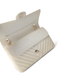 CHANEL Handbag Ivory / Classic flap 18C Ivory Chevron Lambskin Medium Classic Flap Light Gold Hardware -Knockoff
