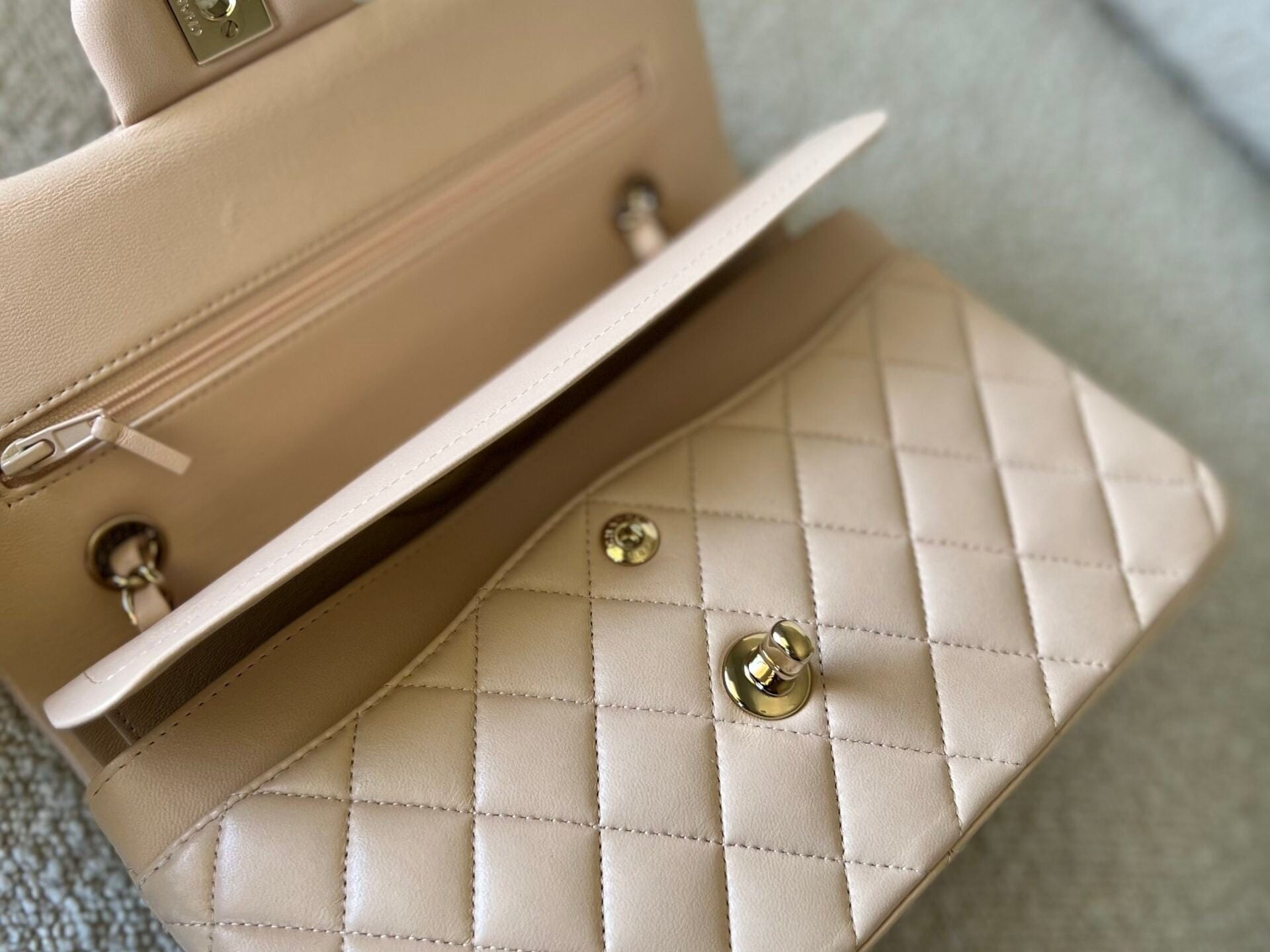 CHANEL Handbag Light Beige Lambskin Quilted Classic Double Flap Small Light Gold Hardware -Knockoff
