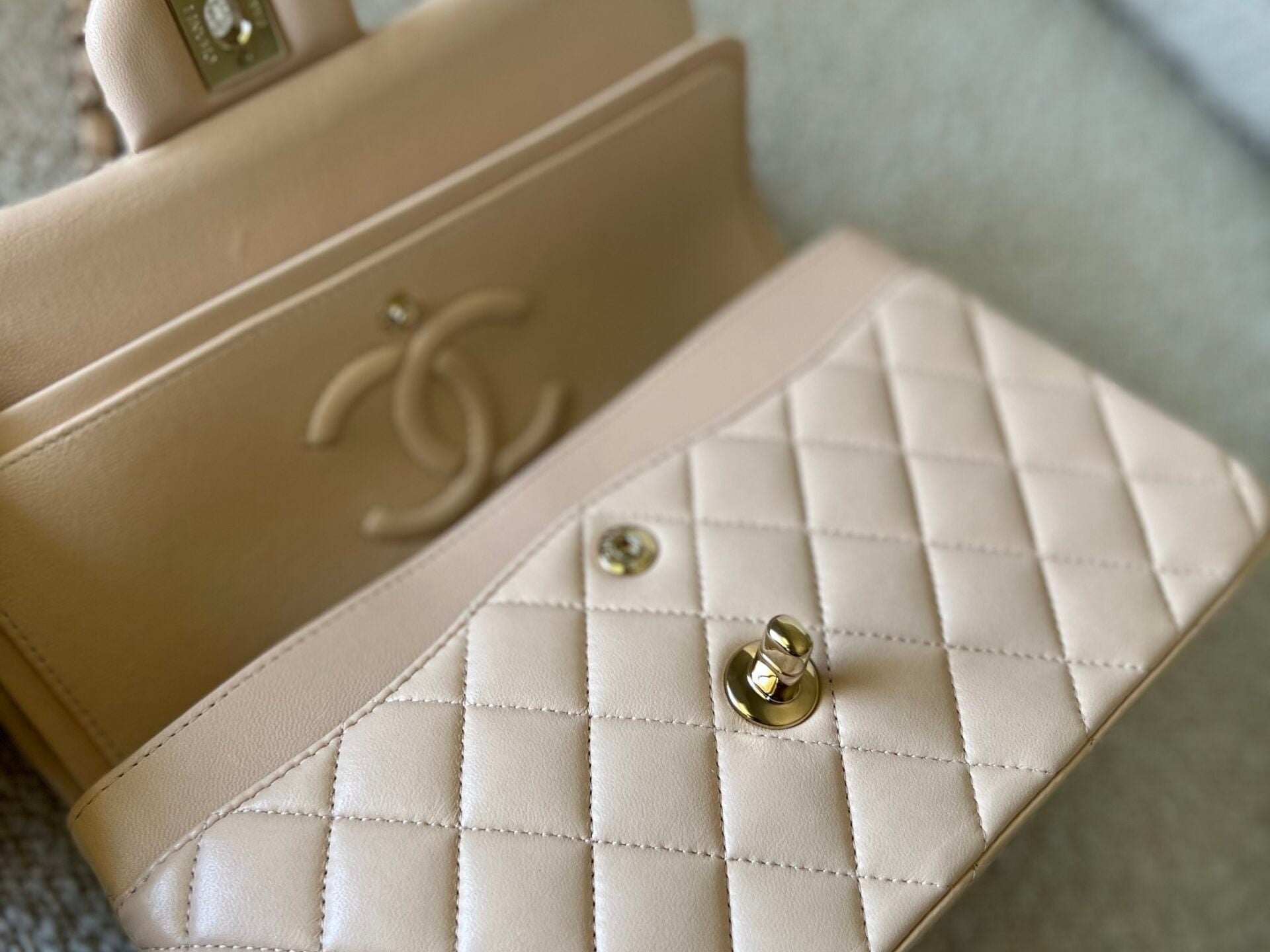 CHANEL Handbag Light Beige Lambskin Quilted Classic Double Flap Small Light Gold Hardware -Knockoff
