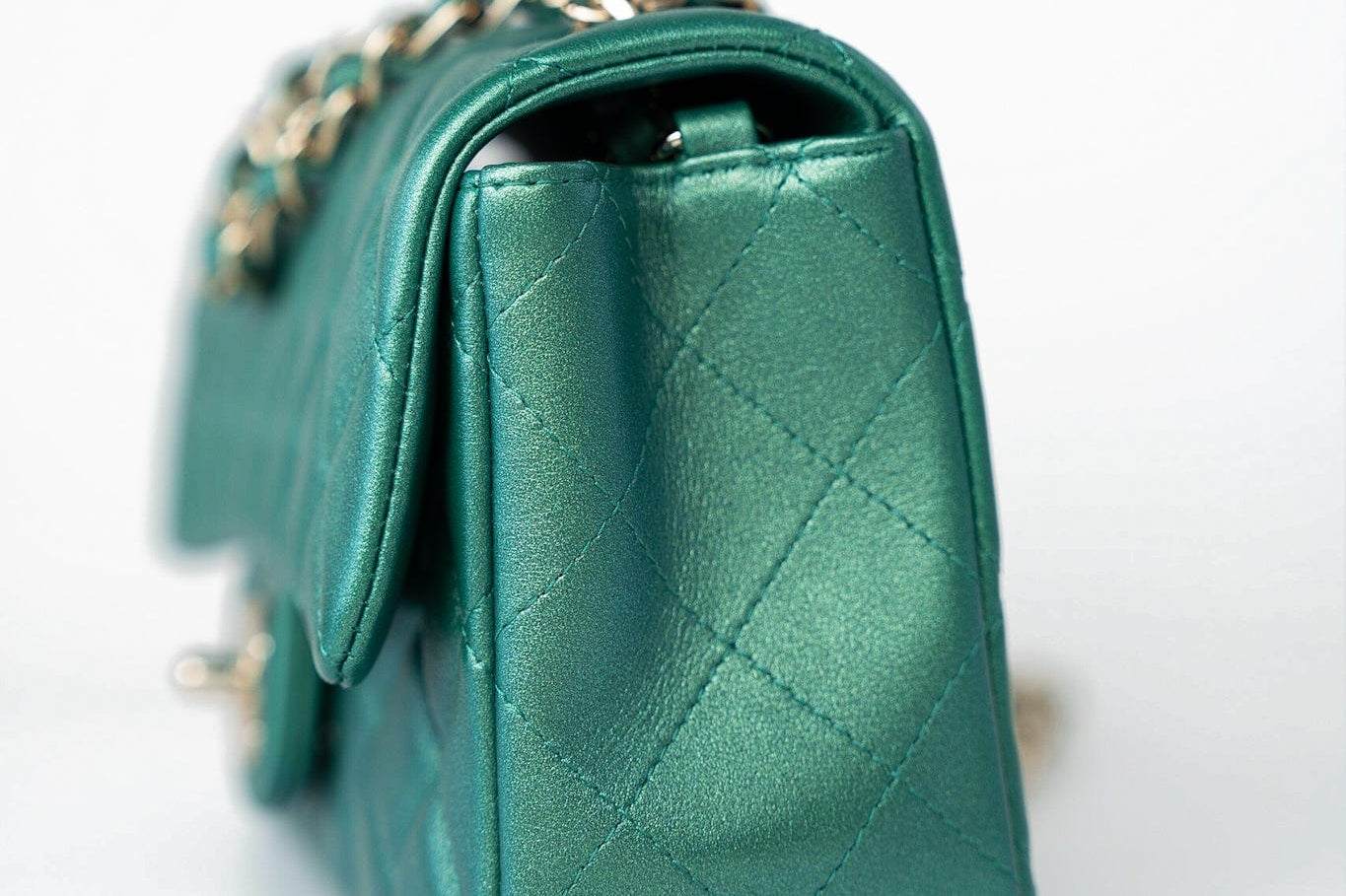 CHANEL Handbag Single flap / Green 22A Iridescent Green Lambskin Quilted Mini Rectangular Single Flap Light Gold Hardware -Knockoff
