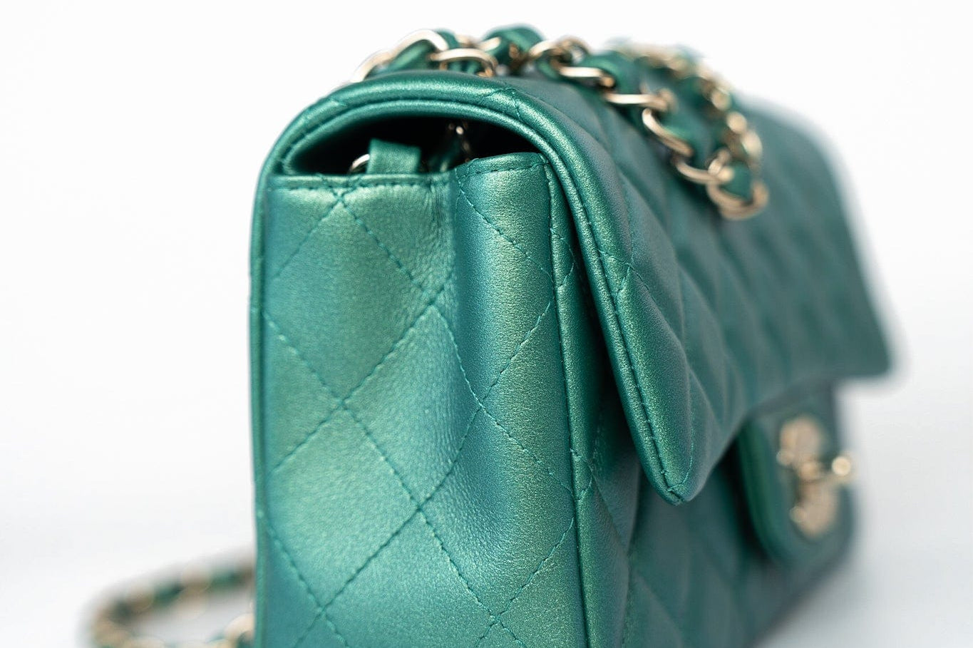 CHANEL Handbag Single flap / Green 22A Iridescent Green Lambskin Quilted Mini Rectangular Single Flap Light Gold Hardware -Knockoff
