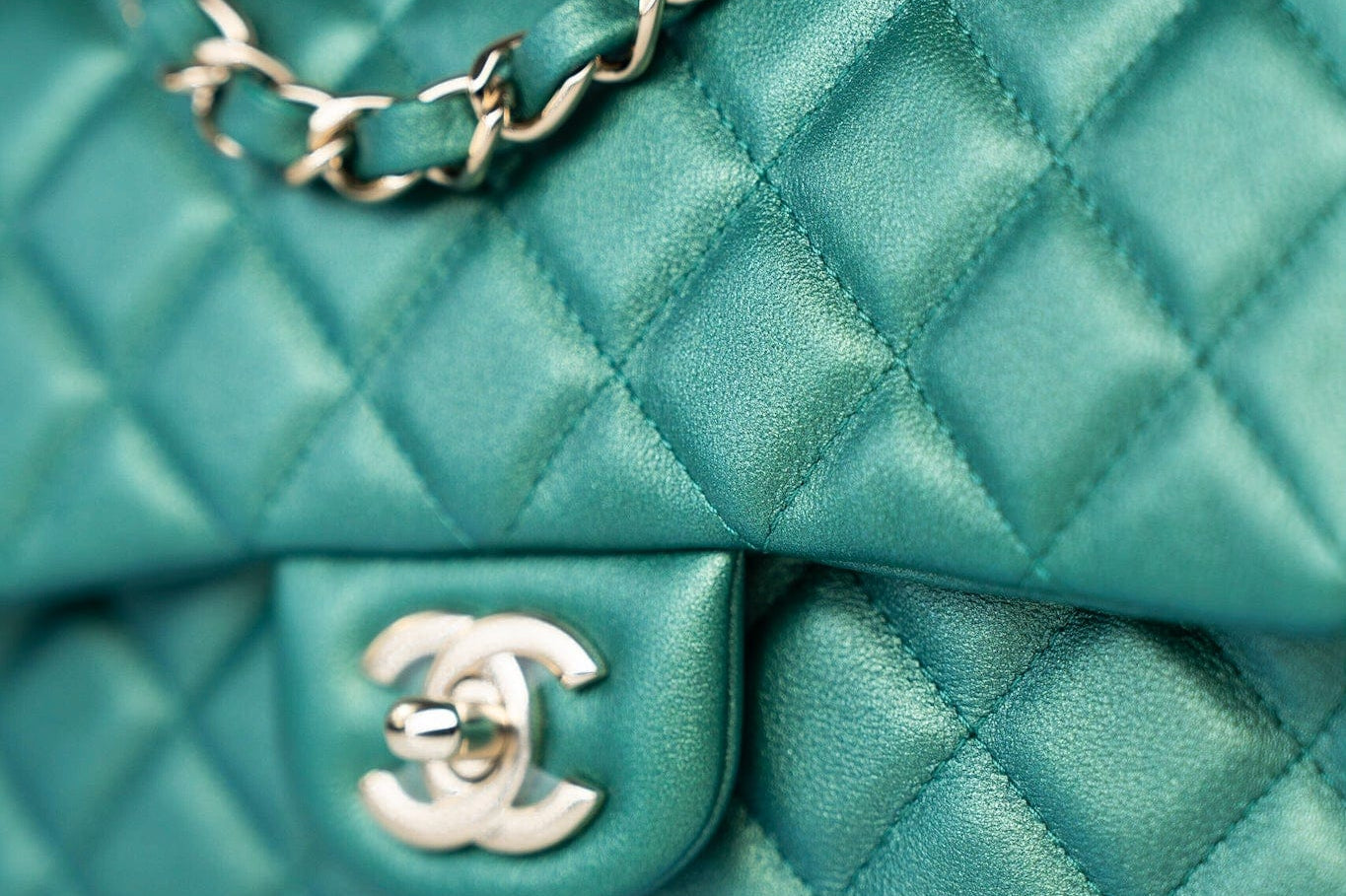 CHANEL Handbag Single flap / Green 22A Iridescent Green Lambskin Quilted Mini Rectangular Single Flap Light Gold Hardware -Knockoff
