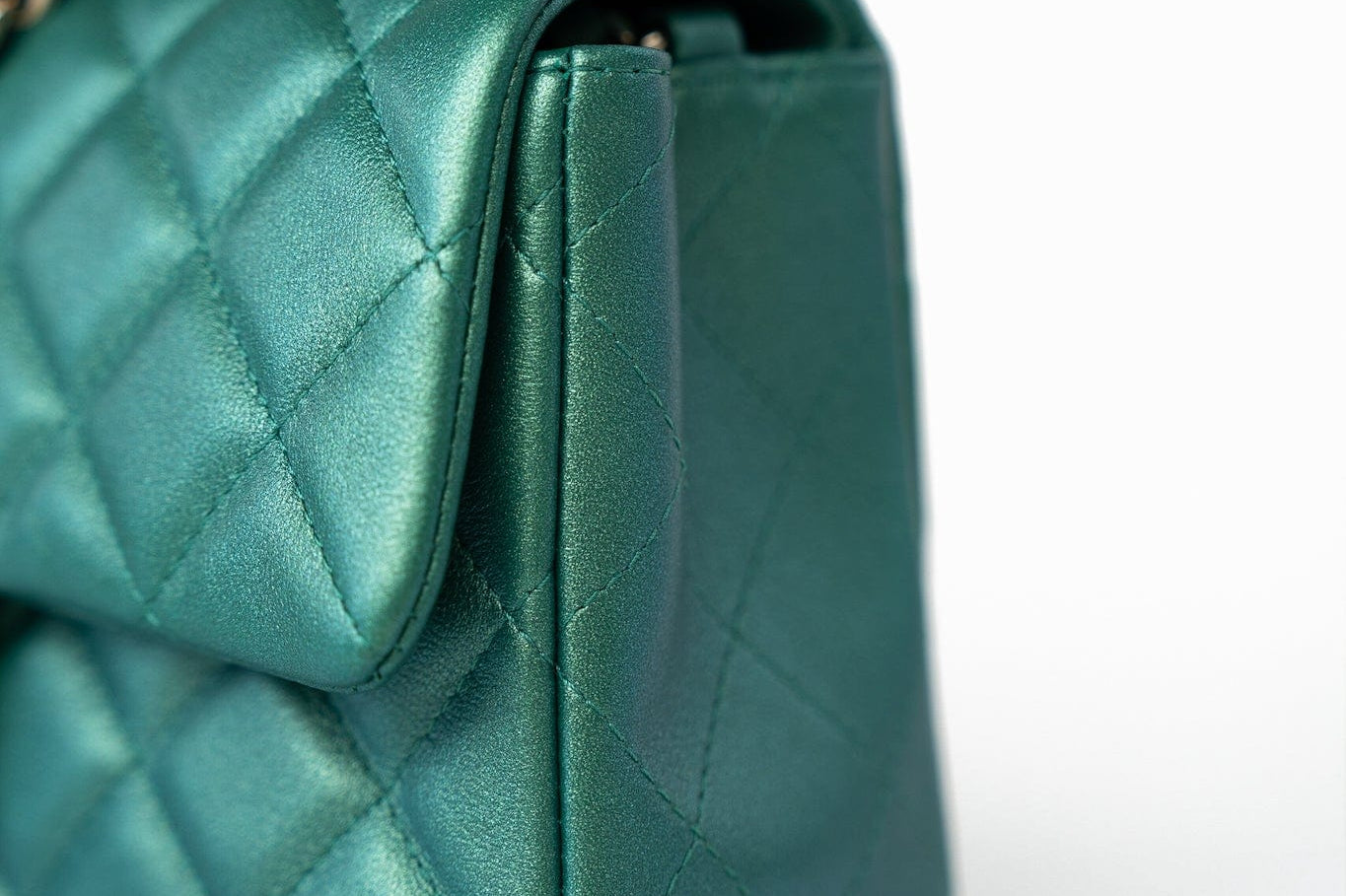 CHANEL Handbag Single flap / Green 22A Iridescent Green Lambskin Quilted Mini Rectangular Single Flap Light Gold Hardware -Knockoff
