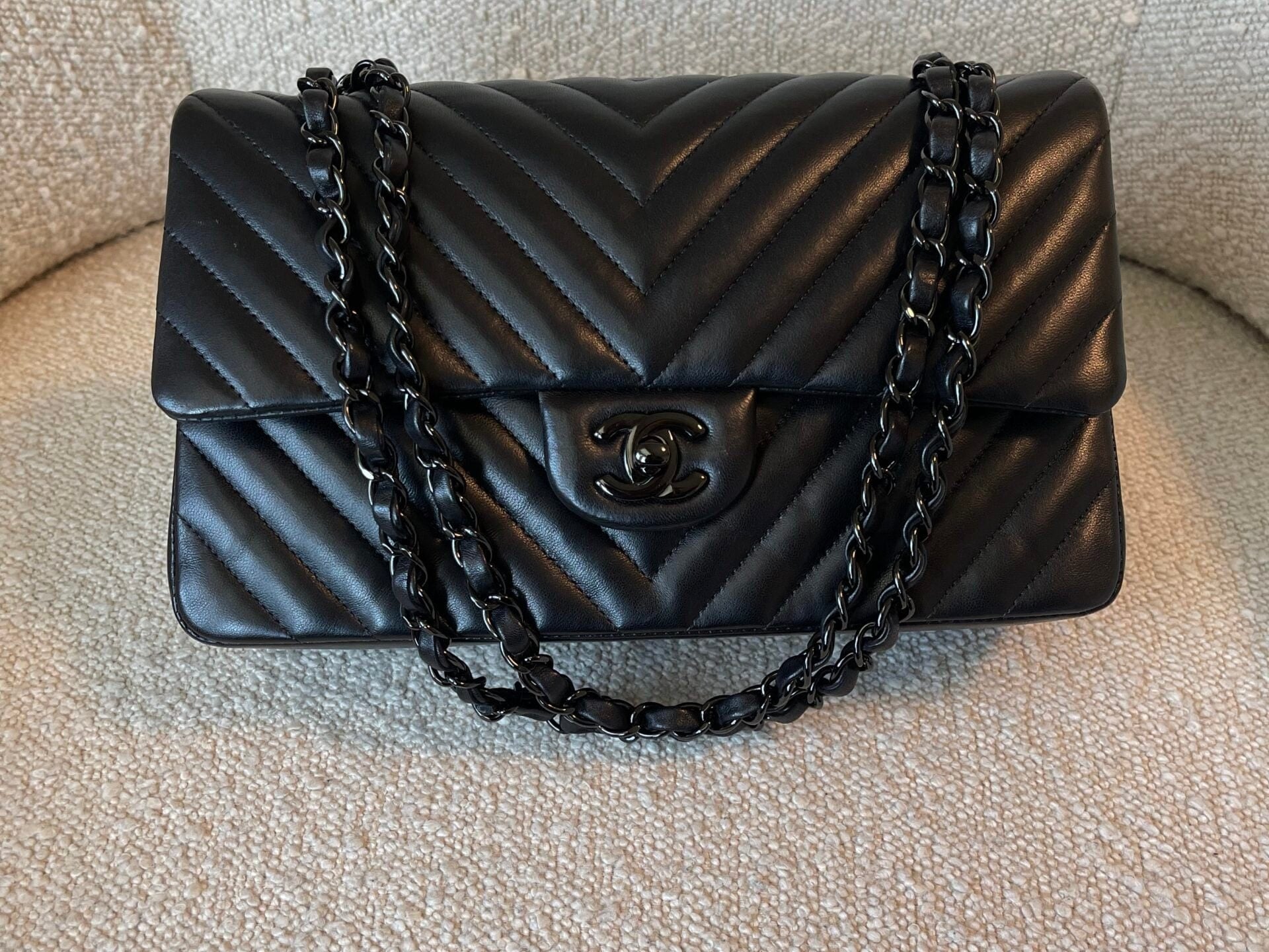 CHANEL Handbag So Black Lambskin Chevron Medium Classic Flap -Knockoff
