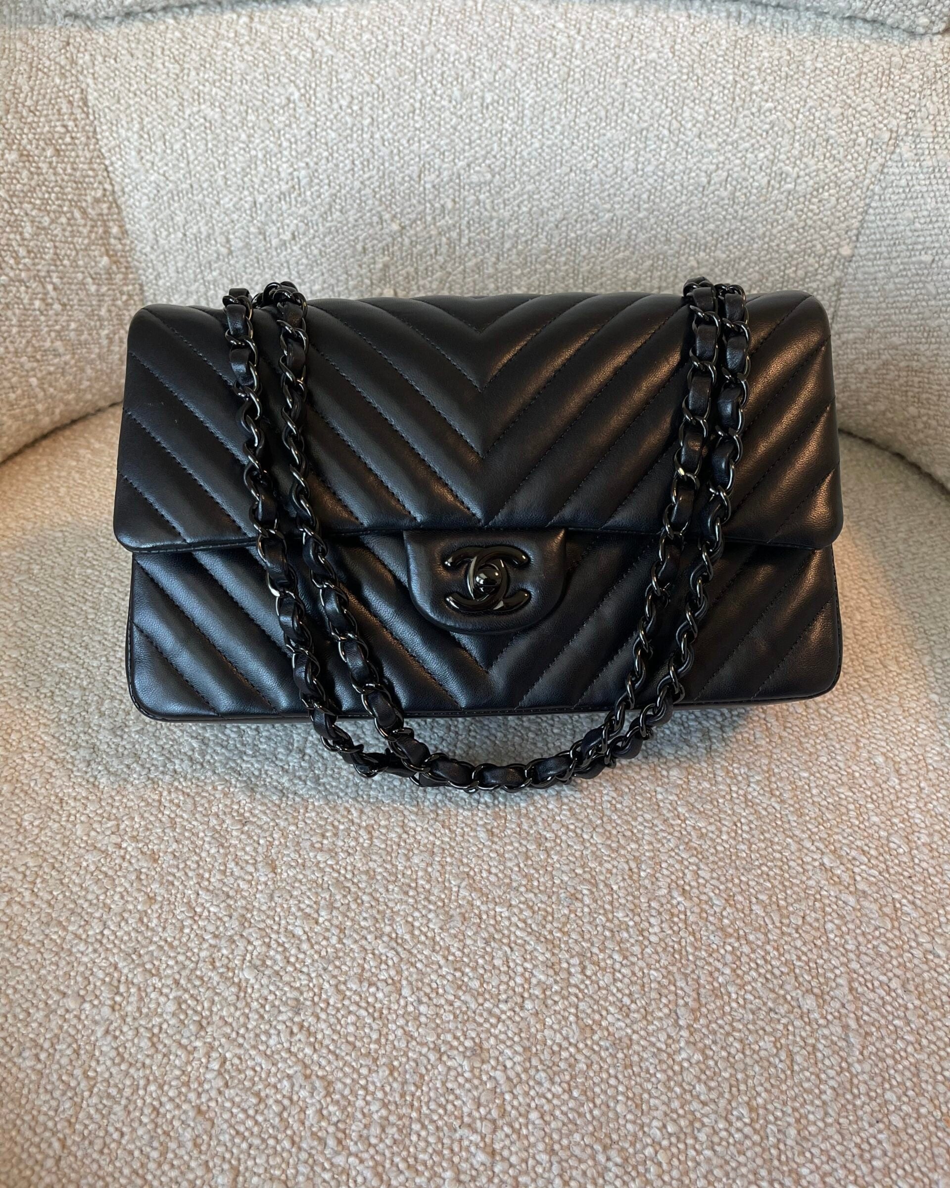 CHANEL Handbag So Black Lambskin Chevron Medium Classic Flap -Knockoff
