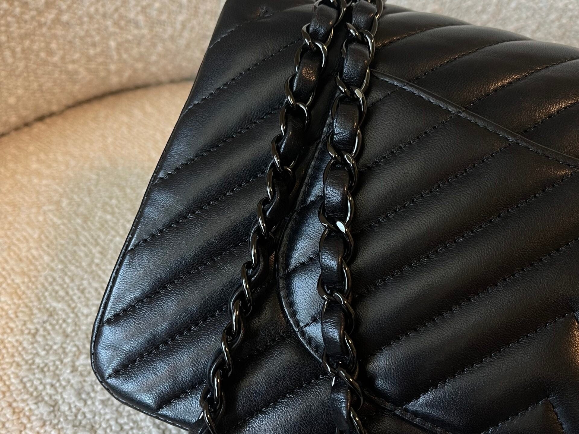 CHANEL Handbag So Black Lambskin Chevron Medium Classic Flap -Knockoff
