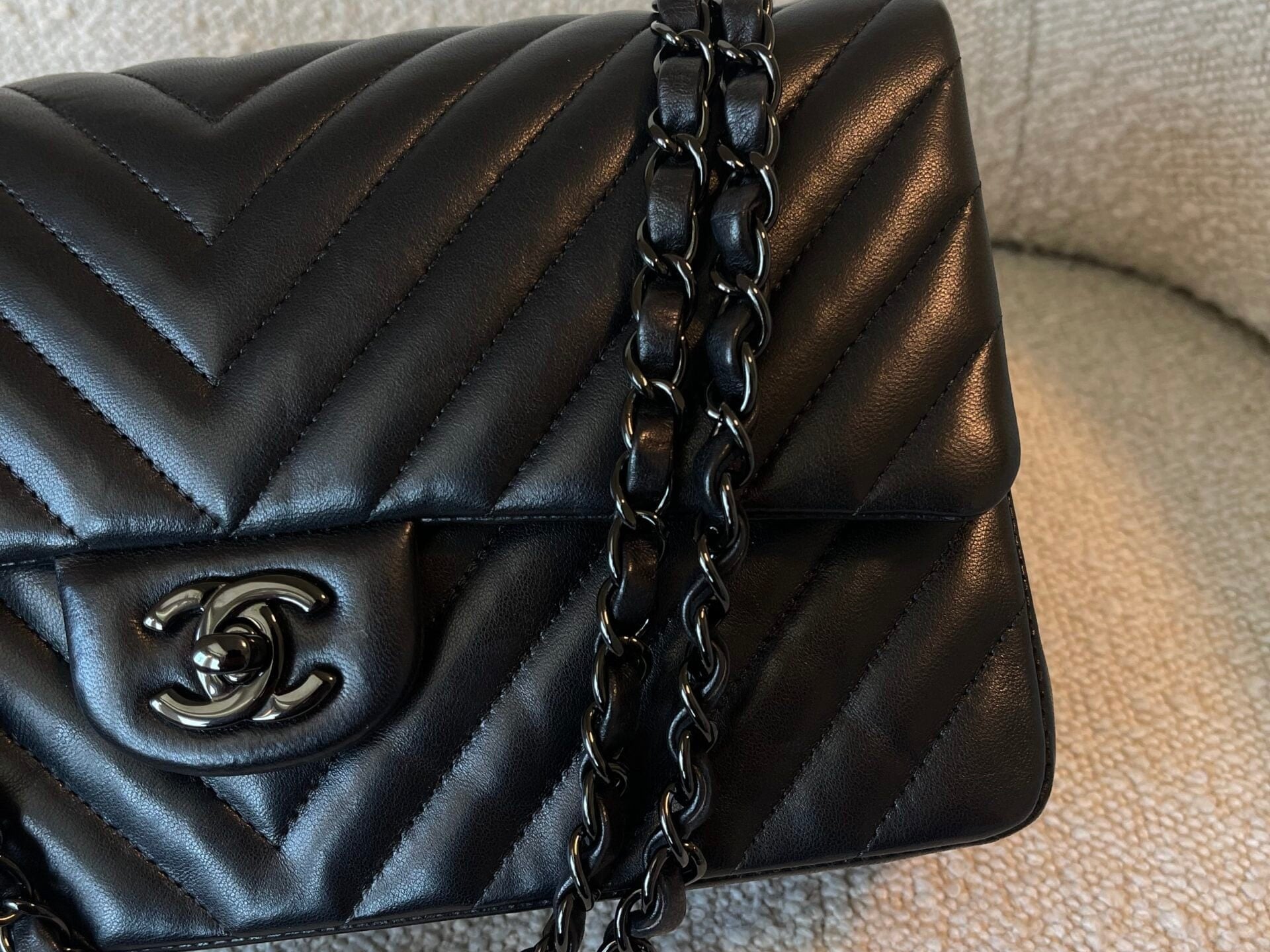 CHANEL Handbag So Black Lambskin Chevron Medium Classic Flap -Knockoff
