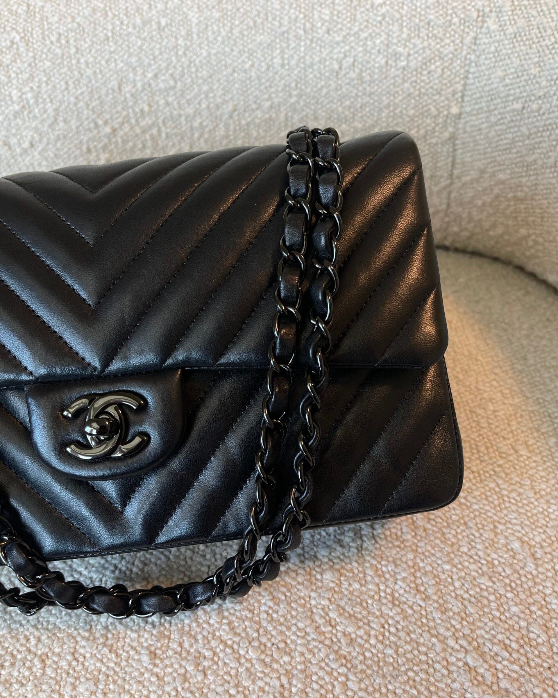 CHANEL Handbag So Black Lambskin Chevron Medium Classic Flap -Knockoff
