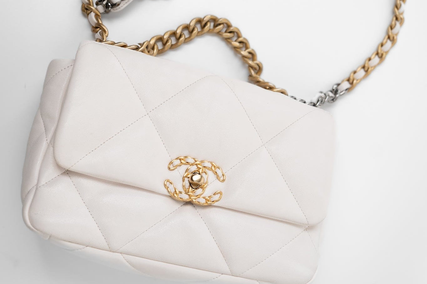 CHANEL Handbag White 21p White 19 Lambskin Quilted 19 Flap Small -Knockoff
